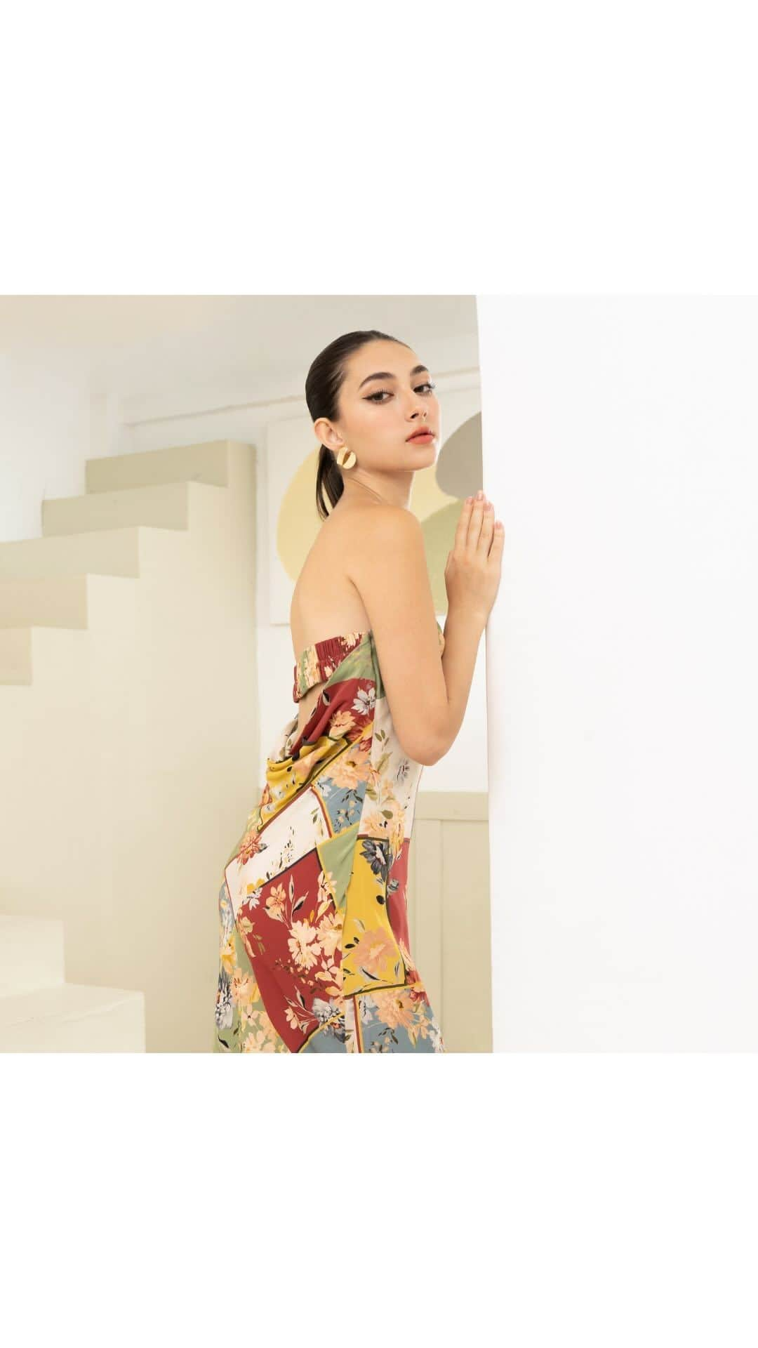 ユミキムのインスタグラム：「Look effortlessly chic in this stunning autumn strapless maxi.  Shop the Nevada Dress, available online now #fallmaxi #fallprint #fallcollection」