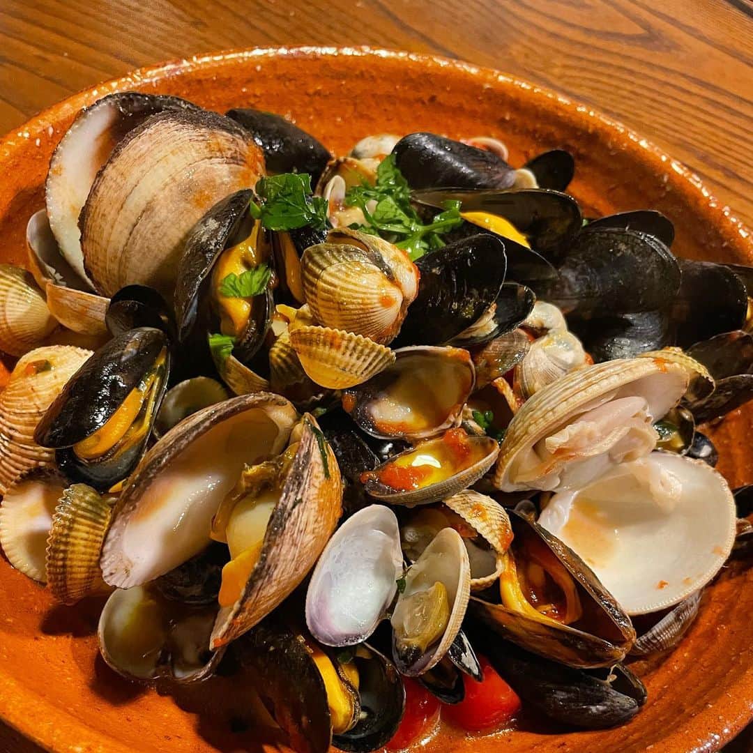 渡辺佳代子のインスタグラム：「山盛りの貝をみんなでつっつく幸せ。  #parisday2 #sardegnatavola」