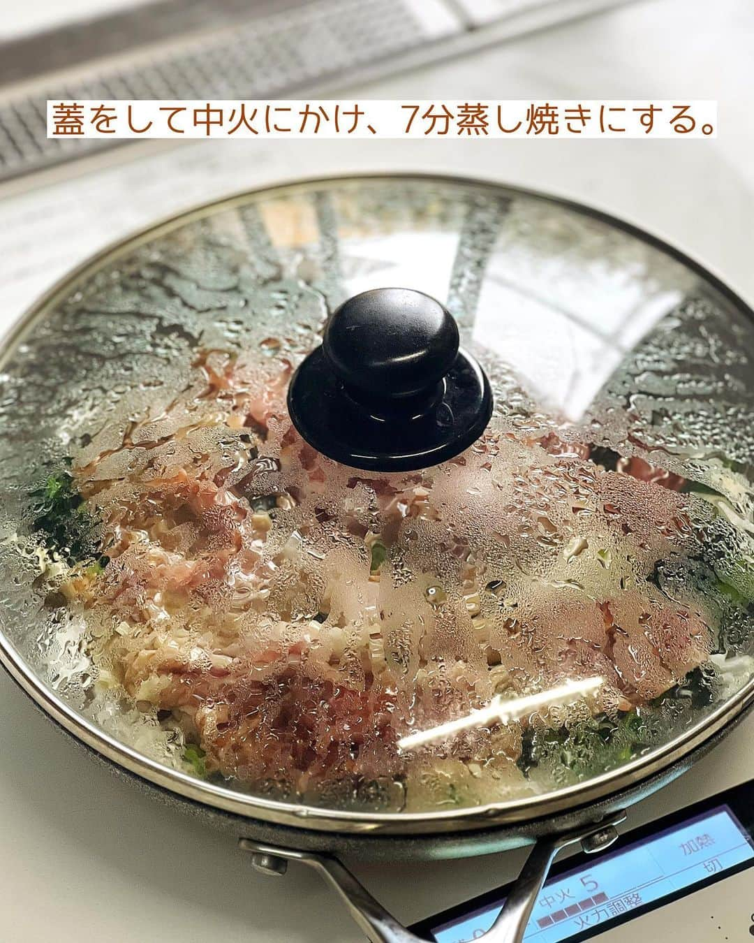 Mizuki【料理ブロガー・簡単レシピ】さんのインスタグラム写真 - (Mizuki【料理ブロガー・簡単レシピ】Instagram)「・#ウワサのお客さま レシピ📺 ⁡ ［#レシピ ］ ーーーーーーーーーーーーーー 速攻ほったらかしチャプチェ ーーーーーーーーーーーーーー ⁡ ⁡ ⁡ おはようございます☺️ ⁡ 今日のレシピは #ウワサのお客さま でもご紹介した \ 速攻ほったらかしチャプチェ / ⁡ 春雨は戻さない💕 味付けは下味のみで失敗なし✨ 材料を重ねたら ''フライパンにおまかせ''の 超簡単手間抜きレシピです🤭 ⁡ 冷凍ほうれん草を使えば アク抜き要らずで時短できますよ〜👌 (今野菜高いから冷凍野菜助かる🙏) レシピ下の《ポイント》に アレンジ方法も記載いたしましたので よかったらお試しくださいね🥰 ⁡ ⁡ ⁡ ⋱⋰ ⋱⋰ ⋱⋰ ⋱⋰ ⋱⋰ ⋱⋰ ⋱⋰ 📍簡単・時短・節約レシピ更新中  Threadsもこちらから▼ @mizuki_31cafe ⁡ 📍謎の暮らし＆変なライブ垢 @mizuki_kurashi ⋱⋰ ⋱⋰ ⋱⋰ ⋱⋰ ⋱⋰ ⋱⋰ ⋱⋰ ⁡ ⁡ ⁡ ＿＿＿＿＿＿＿＿＿＿＿＿＿＿＿＿＿＿＿ 【2人分】 豚こま切れ肉…150g 冷凍ほうれんそう…100g 玉ねぎ…1/2個 乾燥緑豆春雨(ショートタイプ)…50g ●オイスターソース・醤油・みりん・ごま油…各大1 水…150ml ごま…適量   1.玉ねぎは薄切りにする。豚肉に●をからめる。 2.フライパンに春雨(乾燥のまま)→玉ねぎ→ほうれんそう(冷凍のまま)→豚肉の順に広げて重ね、 水を注ぐ。蓋をして中火にかけ、7分蒸し焼きにする。 3.蓋を外して炒め合わせ、器に盛り、ごまを振る。 ￣￣￣￣￣￣￣￣￣￣￣￣￣￣￣￣￣￣￣ ⁡ ⁡ 《ポイント》 ♦︎乾燥春雨を一番下にすることで、調味料や野菜から出た水分を春雨が吸って戻る効率的なレシピです♩ ♦︎生のほうれん草を使用する場合はさっと下茹でするか、根元を水に晒すなどしてアク抜きすると◎ ♦︎ほうれん草の代わりに小松菜を使用しても♩(小松菜の場合は生のまま4cm長さに切るだけ) ⁡ ⁡ ⁡ ⁡ ⁡ ⁡ ⋱⋰ ⋱⋰ ⋱⋰ ⋱⋰ ⋱⋰ ⋱⋰ ⋱⋰  愛用している調理器具・器など   #楽天ROOMに載せてます ‎𐩢𐩺  (ハイライトから飛べます🕊️) ⋱⋰ ⋱⋰ ⋱⋰ ⋱⋰ ⋱⋰ ⋱⋰ ⋱⋰ ⁡ ⁡ ⁡ ⁡ ⁡ ✼••┈┈┈┈┈••✼••┈┈┈┈┈••✼ 今日のごはんこれに決まり！ ‎𓊆#Mizukiのレシピノート 500品𓊇 ✼••┈┈┈┈┈••✼••┈┈┈┈┈••✼ ⁡ ˗ˏˋ おかげさまで25万部突破 ˎˊ˗ 料理レシピ本大賞準大賞を受賞しました✨ ⁡ 6000点の中からレシピを厳選し まさかの【500レシピ掲載】 肉や魚のメインおかずはもちろん 副菜、丼、麺、スープ、お菓子 ハレの日のレシピ、鍋のレシピまで 全てこの一冊で完結 𓌉◯𓇋 (全国の書店・ネット書店で発売中) ⁡ ⁡ ⁡ ⁡ ⁡ #チャプチェ #ほったらかし #ほったらかしレシピ #速攻料理 #ほったらかし料理 #ほったらかしチャプチェ #ほうれん草レシピ #節約料理  #簡単料理  #時短料理 #mizukiレシピ  #時短レシピ #節約レシピ #簡単レシピ」9月24日 7時06分 - mizuki_31cafe