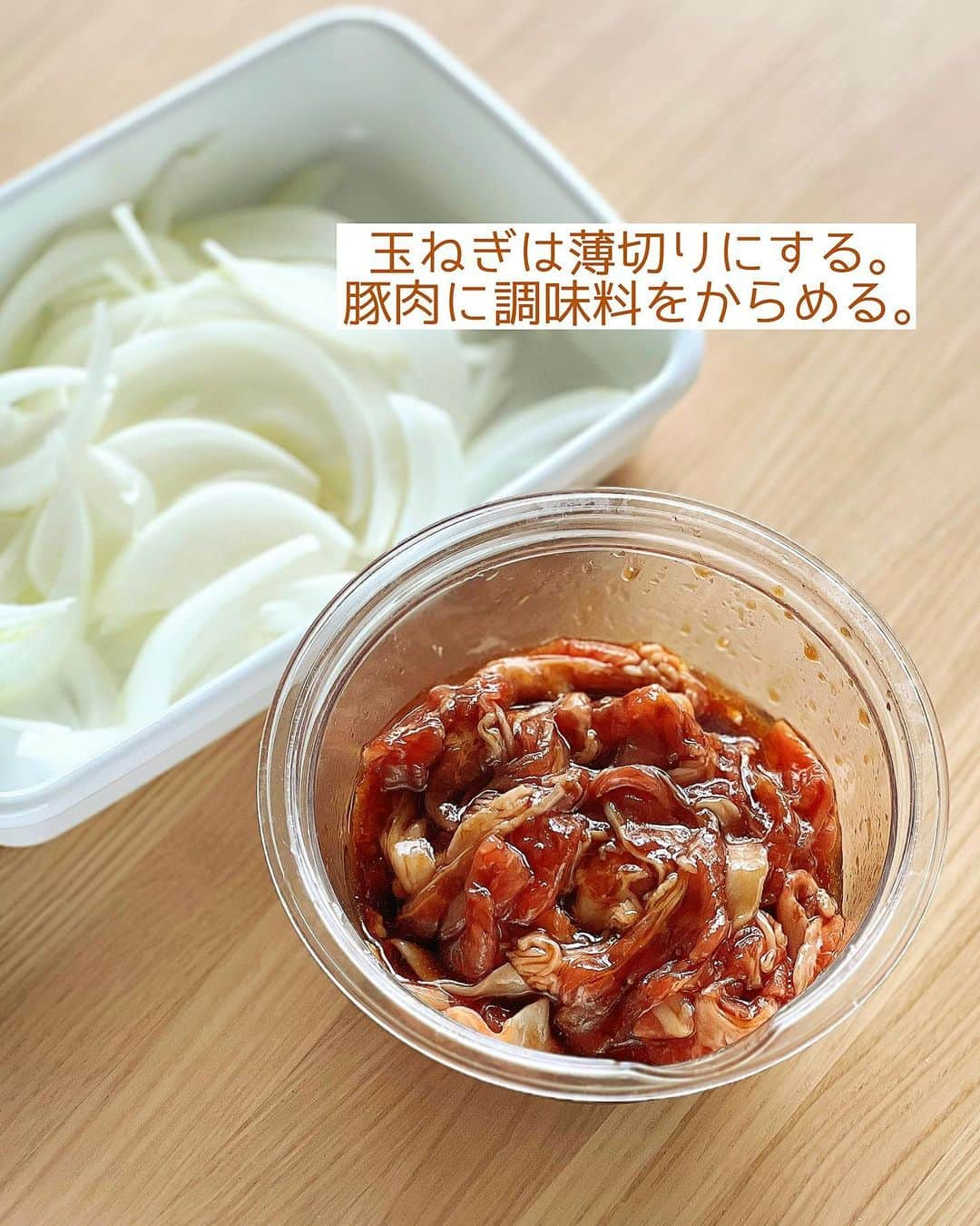 Mizuki【料理ブロガー・簡単レシピ】さんのインスタグラム写真 - (Mizuki【料理ブロガー・簡単レシピ】Instagram)「・#ウワサのお客さま レシピ📺 ⁡ ［#レシピ ］ ーーーーーーーーーーーーーー 速攻ほったらかしチャプチェ ーーーーーーーーーーーーーー ⁡ ⁡ ⁡ おはようございます☺️ ⁡ 今日のレシピは #ウワサのお客さま でもご紹介した \ 速攻ほったらかしチャプチェ / ⁡ 春雨は戻さない💕 味付けは下味のみで失敗なし✨ 材料を重ねたら ''フライパンにおまかせ''の 超簡単手間抜きレシピです🤭 ⁡ 冷凍ほうれん草を使えば アク抜き要らずで時短できますよ〜👌 (今野菜高いから冷凍野菜助かる🙏) レシピ下の《ポイント》に アレンジ方法も記載いたしましたので よかったらお試しくださいね🥰 ⁡ ⁡ ⁡ ⋱⋰ ⋱⋰ ⋱⋰ ⋱⋰ ⋱⋰ ⋱⋰ ⋱⋰ 📍簡単・時短・節約レシピ更新中  Threadsもこちらから▼ @mizuki_31cafe ⁡ 📍謎の暮らし＆変なライブ垢 @mizuki_kurashi ⋱⋰ ⋱⋰ ⋱⋰ ⋱⋰ ⋱⋰ ⋱⋰ ⋱⋰ ⁡ ⁡ ⁡ ＿＿＿＿＿＿＿＿＿＿＿＿＿＿＿＿＿＿＿ 【2人分】 豚こま切れ肉…150g 冷凍ほうれんそう…100g 玉ねぎ…1/2個 乾燥緑豆春雨(ショートタイプ)…50g ●オイスターソース・醤油・みりん・ごま油…各大1 水…150ml ごま…適量   1.玉ねぎは薄切りにする。豚肉に●をからめる。 2.フライパンに春雨(乾燥のまま)→玉ねぎ→ほうれんそう(冷凍のまま)→豚肉の順に広げて重ね、 水を注ぐ。蓋をして中火にかけ、7分蒸し焼きにする。 3.蓋を外して炒め合わせ、器に盛り、ごまを振る。 ￣￣￣￣￣￣￣￣￣￣￣￣￣￣￣￣￣￣￣ ⁡ ⁡ 《ポイント》 ♦︎乾燥春雨を一番下にすることで、調味料や野菜から出た水分を春雨が吸って戻る効率的なレシピです♩ ♦︎生のほうれん草を使用する場合はさっと下茹でするか、根元を水に晒すなどしてアク抜きすると◎ ♦︎ほうれん草の代わりに小松菜を使用しても♩(小松菜の場合は生のまま4cm長さに切るだけ) ⁡ ⁡ ⁡ ⁡ ⁡ ⁡ ⋱⋰ ⋱⋰ ⋱⋰ ⋱⋰ ⋱⋰ ⋱⋰ ⋱⋰  愛用している調理器具・器など   #楽天ROOMに載せてます ‎𐩢𐩺  (ハイライトから飛べます🕊️) ⋱⋰ ⋱⋰ ⋱⋰ ⋱⋰ ⋱⋰ ⋱⋰ ⋱⋰ ⁡ ⁡ ⁡ ⁡ ⁡ ✼••┈┈┈┈┈••✼••┈┈┈┈┈••✼ 今日のごはんこれに決まり！ ‎𓊆#Mizukiのレシピノート 500品𓊇 ✼••┈┈┈┈┈••✼••┈┈┈┈┈••✼ ⁡ ˗ˏˋ おかげさまで25万部突破 ˎˊ˗ 料理レシピ本大賞準大賞を受賞しました✨ ⁡ 6000点の中からレシピを厳選し まさかの【500レシピ掲載】 肉や魚のメインおかずはもちろん 副菜、丼、麺、スープ、お菓子 ハレの日のレシピ、鍋のレシピまで 全てこの一冊で完結 𓌉◯𓇋 (全国の書店・ネット書店で発売中) ⁡ ⁡ ⁡ ⁡ ⁡ #チャプチェ #ほったらかし #ほったらかしレシピ #速攻料理 #ほったらかし料理 #ほったらかしチャプチェ #ほうれん草レシピ #節約料理  #簡単料理  #時短料理 #mizukiレシピ  #時短レシピ #節約レシピ #簡単レシピ」9月24日 7時06分 - mizuki_31cafe