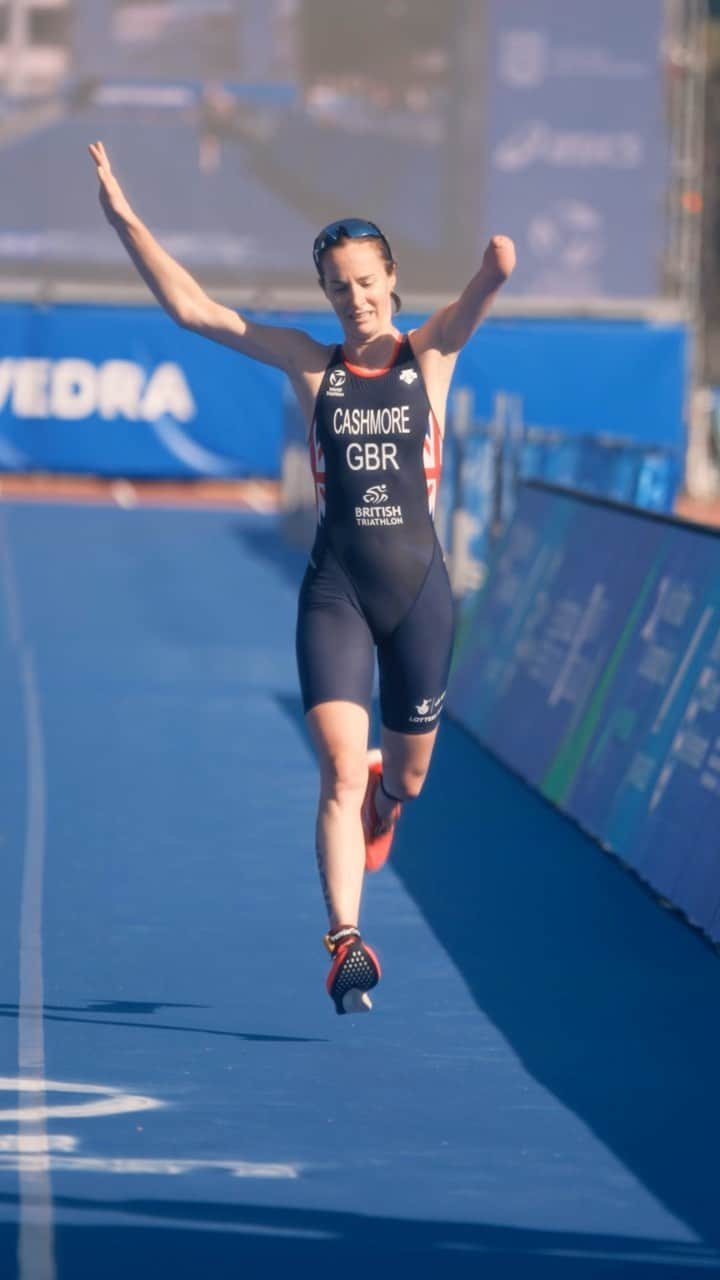 ASICS Americaのインスタグラム：「Congratulations to @clairecashmore1 for her silver medal finish in today’s @worldtriathlon Para World Championships PTS5 race today! 🇬🇧 #RoadtoParis」