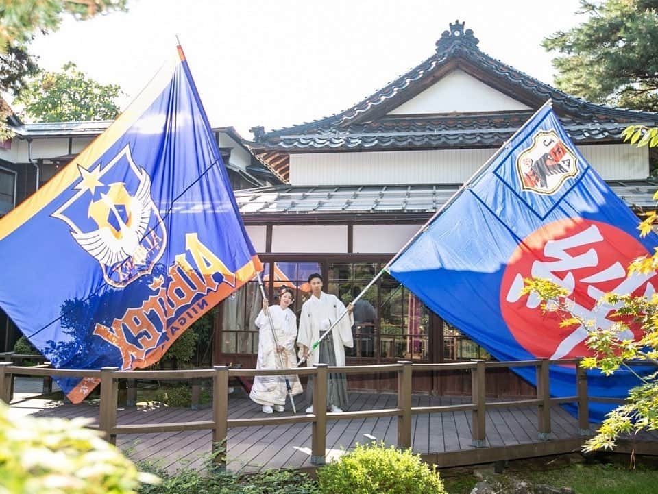 小林樓《新潟県見附市：結婚式場》さんのインスタグラム写真 - (小林樓《新潟県見附市：結婚式場》Instagram)「2023.9.24 結婚式を挙げてから早1年です。 小林樓で結婚式が出来たからこそやりたい事が出来た結婚式であり、小林樓だったからそこ今でも関係者の方々と繋がりを持つことが出来ていると思います！ ここ最近では、結婚情報誌に掲載もしてもらったりし、なかなか出来ないような経験もさせてもらいました。 #小林樓 #wedding komachi #結婚1周年」9月24日 7時19分 - kobayashirowedding