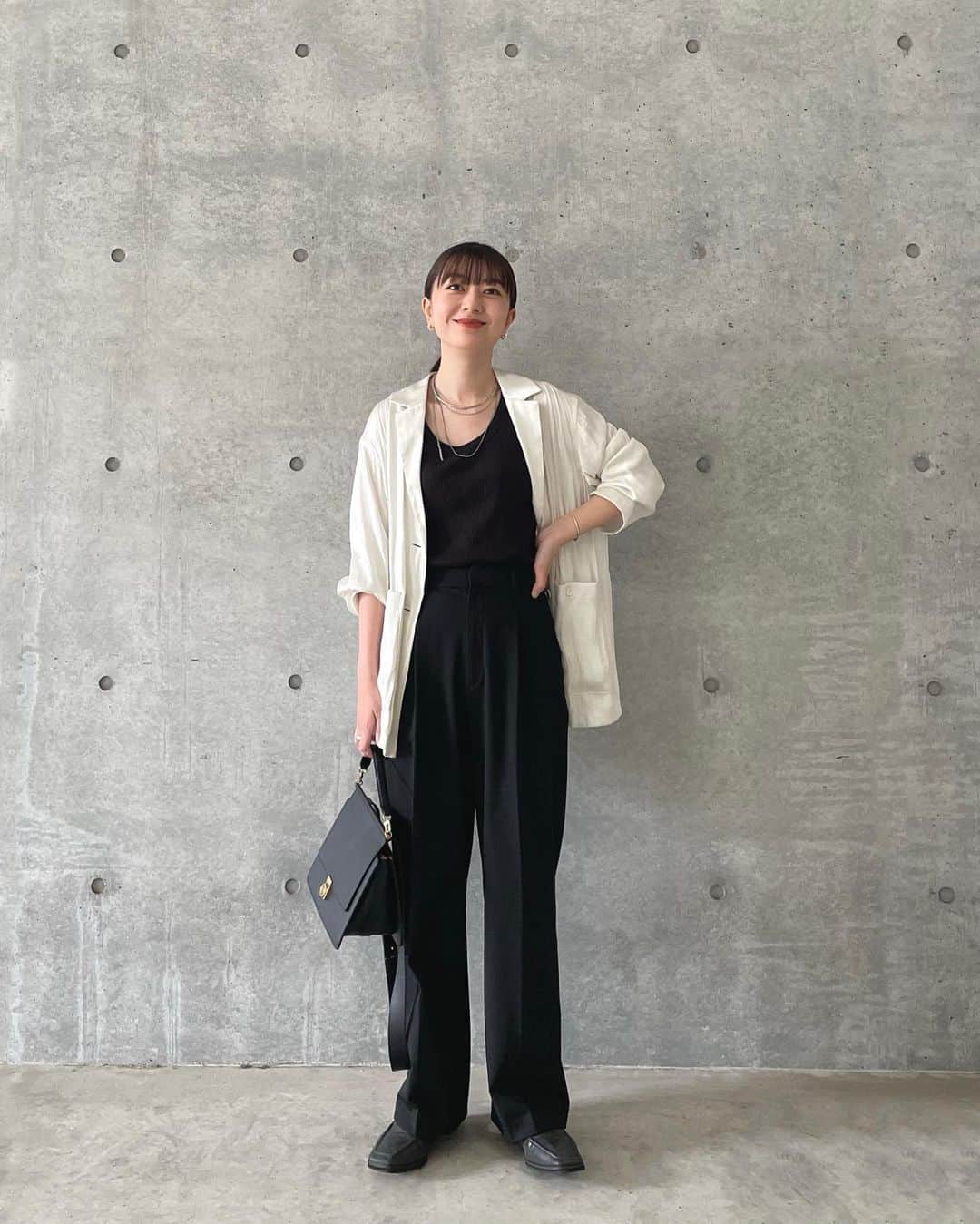 馬渕由妃のインスタグラム：「おはよ🥱ちょっと涼しくなったかと思ったらいやめっちゃ暑いやんって服選び難しめな最近🍂🌞秋服可愛いけど一瞬だよね  季節の変わり目、みんな体調崩さないようにね🌱」