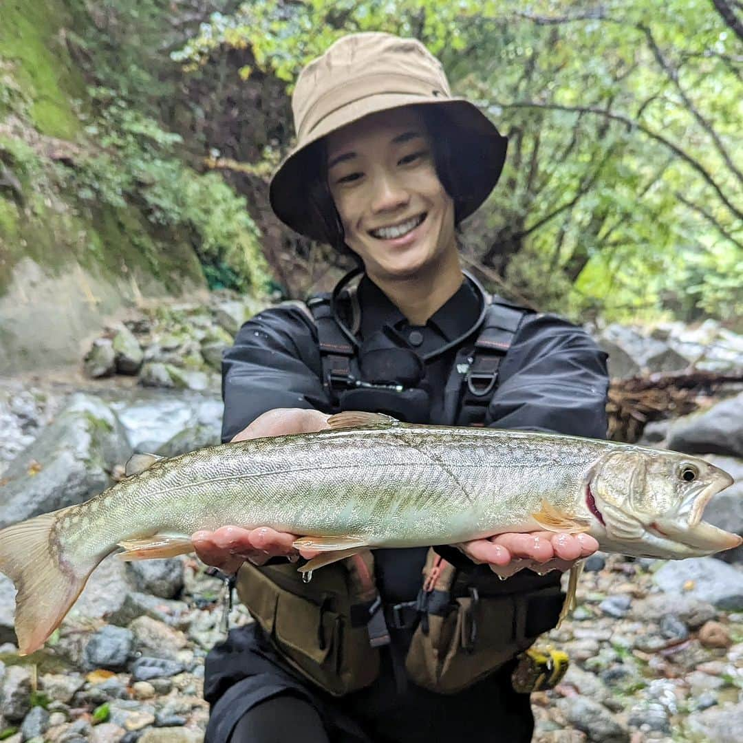 外山将平のインスタグラム：「釣りキャンプの2日目にメモリアルフィッシュと出会えました。　　　　　　　　　　 ネイティブのイワナ 46cm 　　　　　　　　　 感無量です…。　　　　　　　　　　　　　　　 この模様はYouTubeで公開予定です！　　　　　 　　　　　　　　　　　　　　　　　　　　　　 今の頻度で渓流をやっていたら､恐らく二度と出会うことができないサイズかもしれない。まさに一魚一会だと思いました。　　　　　  下記タックルデータ参考までに🙇‍♂　　　　　　　　 　　　　　　　　　　　　　　　 【TACKLEDATA】 ROD：DAIWA PURELIST 53UL・W REEL：21CALDIA FC LT2000S-H LINE：Super FireLine 0.5号(Berkley) LEADER：プレミアムマックス ショックリーダー2号 9.5lb(クレハ) 　　　　　　　　　　　　　　　　　　　　　　　 　　　　　　　　　　　　　　　　　　　　　　　　　 #BlueBlue #アングラーズマイスター　　　　　　　　　　　　　　　　　　　　　　　　　　　　　　　 #TOKYO　　　　　　　　　　　　　　　　　　 #渓流 #渓流ルアーフィッシング #トラウトフィッシング #THENORTHFACE　　　　　　　　　　　　　　　　　　　　　　　　　 #SMITH #DCONTACT #DAIWA 　　　　 　　　　　　　　　　　　　　　　　　　 　　　　　　　　　　　　　　　　　　　　　　　　　 　　　　　　　　　　　　　　　　　　　　　 　　　　　　　　　　 　　　　　　　　　　　　　　　　　　　　　 ◆YouTube⇩(始めました！チャンネル登録お願いします😊) https://youtube.com/channel/UC07x3DbJCNv_gAFvAjaWQMQ　　　　　　　 　　　　　　　　　　　　　　　　　　　　　  ◆アングラーズ↓🎣 将平(syohei) https://anglers.jp/users/530231 こちらもチェックお願い致します🐟　　　　　　　  ◆Twitter↓ https://mobile.twitter.com/syohei_1108 こちらもフォロー宜しくお願い致します！🙇‍♂　　　　　 　　　　　　　　　　　　　　　　　　　　　　　　　　　　　　　　　　　　　　　　　　　　　　　 　　　　　　　　　　　　　　　　　　　　　　　 　　　　　　　　　　　　　　　　　　　　　　　　　　　　 #今日の外山 #俳優 #外山将平  #釣り好きな人と繋がりたい #釣りスタグラム #シーバス #東京湾奥 #釣りの成長記録 #釣りで人生を豊かに  #fishing #lurefishing #lure #catchandrelease #fish #fishinglife #bigfish #angling #instafish」