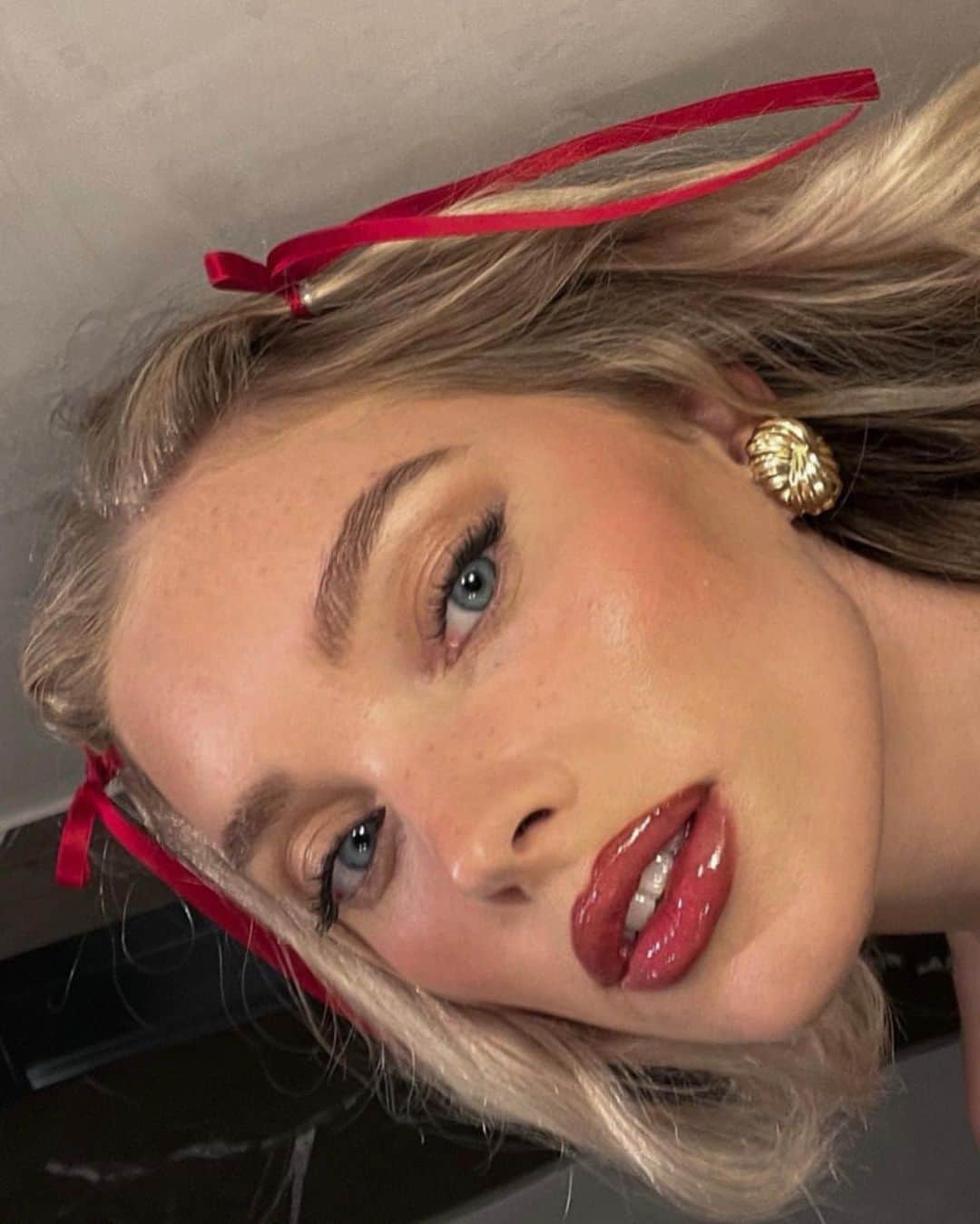 エルザ・ホスクのインスタグラム：「🌹🥀🌹」
