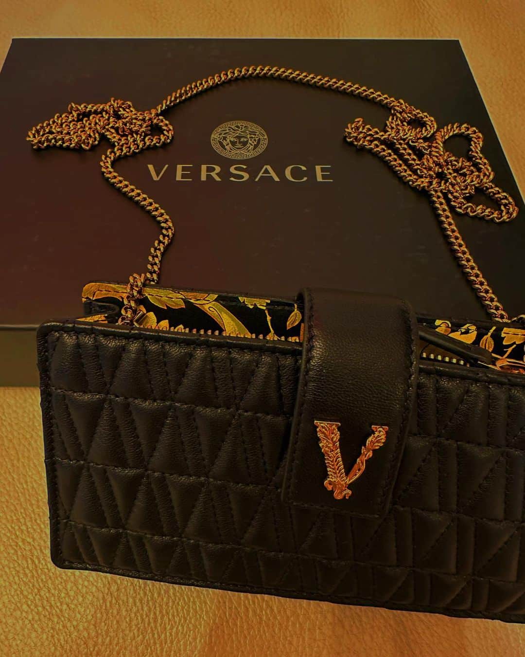 ゆいぱんのインスタグラム：「versaceバック可愛い〜♡  #versace #bag #ショルダーバック」