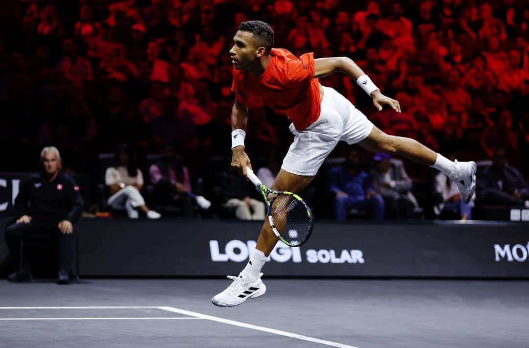 フェリックス・オジェ＝アリアシムのインスタグラム：「Great start for Team World yesterday but we’ve still got a lot of matches ahead of us this weekend 🔴🙌🏽 Let’s keep the positive energy up 💪🏽 Cmon  #lavercup   📸: #1 #5 #8 Clive Brunskill | #6 #7 Matthew Stockman |」