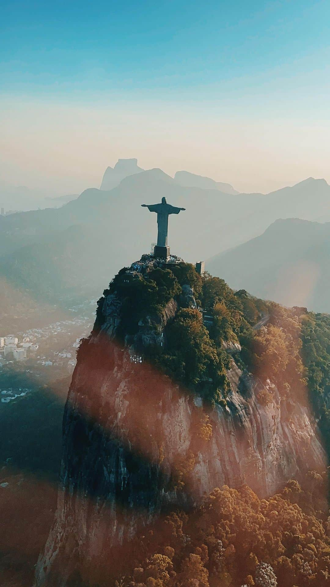 ケリーのインスタグラム：「𝘊𝘳𝘪𝘴𝘵𝘰 𝘙𝘦𝘥𝘦𝘯𝘵𝘰𝘳 / 𝘙𝘪𝘰 𝘥𝘦 𝘑𝘢𝘯𝘦𝘪𝘳𝘰 🇧🇷」