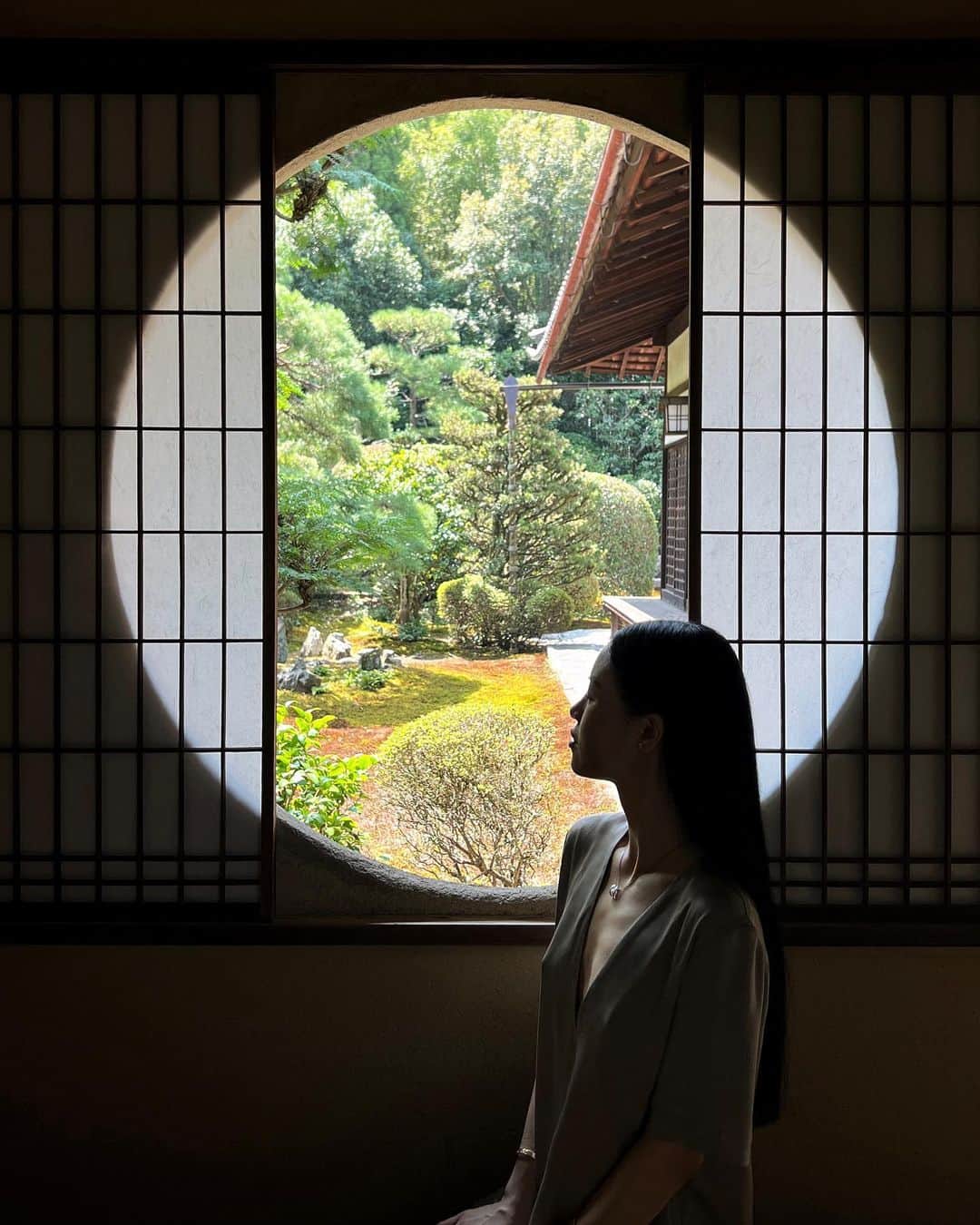 NATALIE LIAOさんのインスタグラム写真 - (NATALIE LIAOInstagram)「Finding my zen in Kyoto. I love this discreet little temple just down the street from the famous Tofuku-ji temple. I have always loved round windows / openings that are present in a lot of Asian architecture. In Japanese architecture, round windows also symbolize the concept of “mitate”. Mitate means to repurpose, “to look again.” Essentially to enable an object to be perceived in a new way, to contemplate it as if it was something else. Thus, round windows can be seen as an extension of nature, something outside the building which emits natural light, such the sun and the moon.  1st temple: 芬陀院（雪舟寺) 2nd temple shown: #kenninji Temple  #kyotojapan #kyototravel #japantrip #summerinjapan #芬陀院 #芬陀院雪舟寺 #kyototemple」9月24日 7時39分 - fongminliao