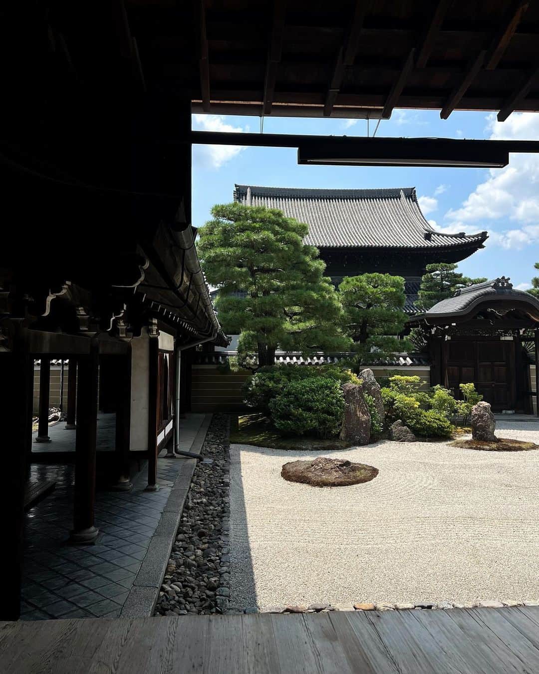 NATALIE LIAOさんのインスタグラム写真 - (NATALIE LIAOInstagram)「Finding my zen in Kyoto. I love this discreet little temple just down the street from the famous Tofuku-ji temple. I have always loved round windows / openings that are present in a lot of Asian architecture. In Japanese architecture, round windows also symbolize the concept of “mitate”. Mitate means to repurpose, “to look again.” Essentially to enable an object to be perceived in a new way, to contemplate it as if it was something else. Thus, round windows can be seen as an extension of nature, something outside the building which emits natural light, such the sun and the moon.  1st temple: 芬陀院（雪舟寺) 2nd temple shown: #kenninji Temple  #kyotojapan #kyototravel #japantrip #summerinjapan #芬陀院 #芬陀院雪舟寺 #kyototemple」9月24日 7時39分 - fongminliao