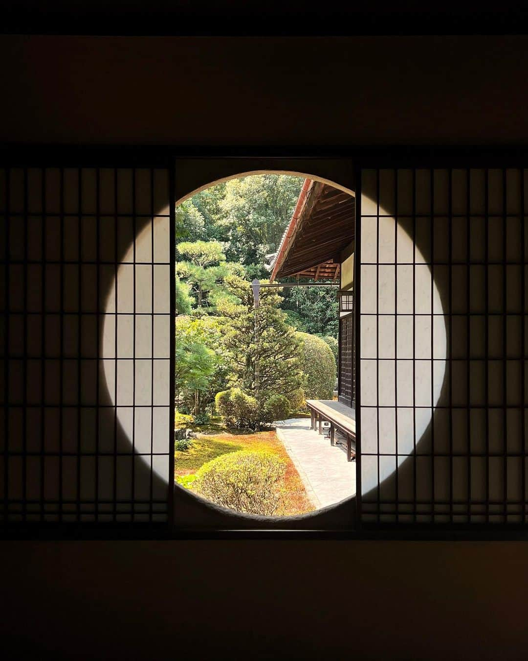 NATALIE LIAOのインスタグラム：「Finding my zen in Kyoto. I love this discreet little temple just down the street from the famous Tofuku-ji temple. I have always loved round windows / openings that are present in a lot of Asian architecture. In Japanese architecture, round windows also symbolize the concept of “mitate”. Mitate means to repurpose, “to look again.” Essentially to enable an object to be perceived in a new way, to contemplate it as if it was something else. Thus, round windows can be seen as an extension of nature, something outside the building which emits natural light, such the sun and the moon.  1st temple: 芬陀院（雪舟寺) 2nd temple shown: #kenninji Temple  #kyotojapan #kyototravel #japantrip #summerinjapan #芬陀院 #芬陀院雪舟寺 #kyototemple」