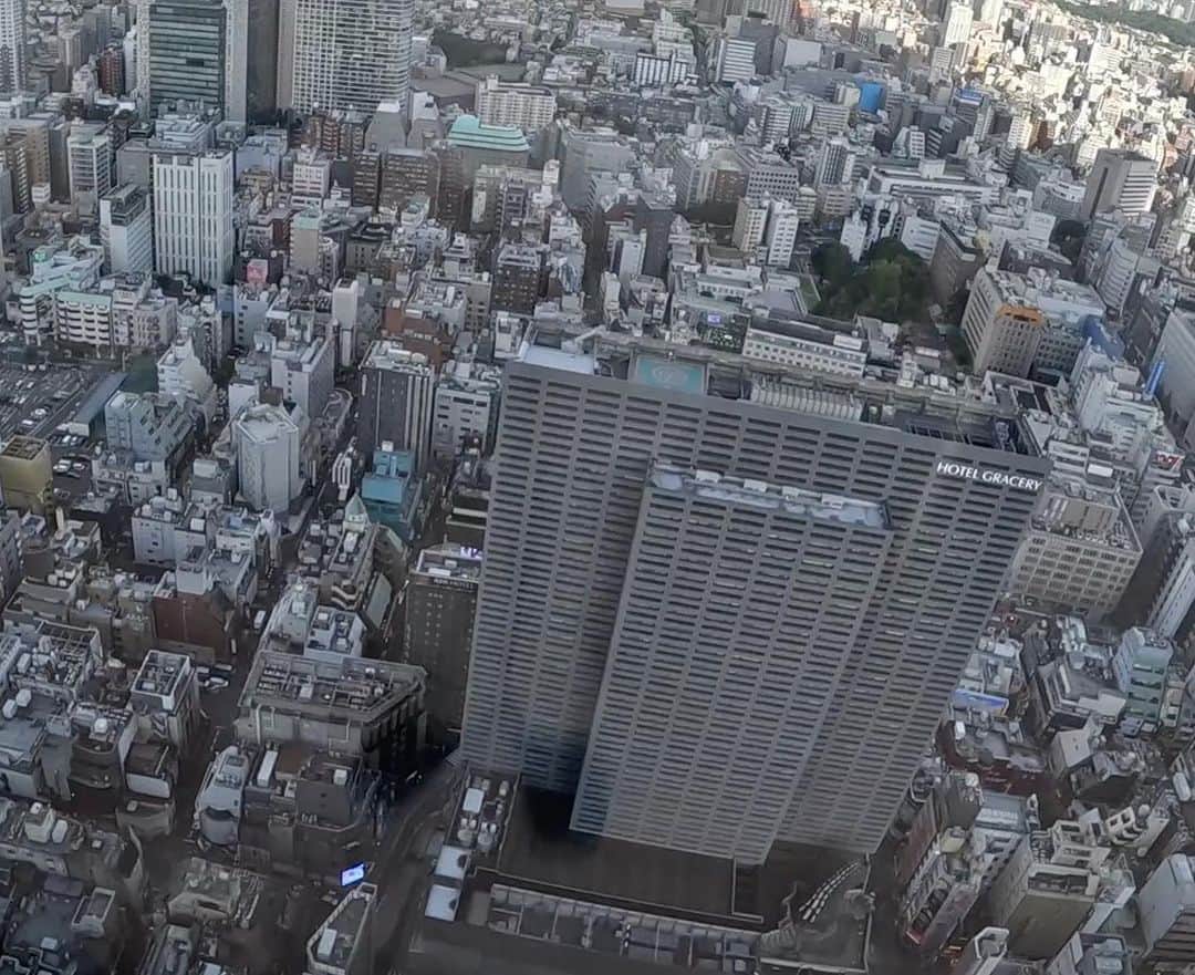 おのださんのインスタグラム写真 - (おのだInstagram)「どうも、おのだです。  昨日動画を公開しましたが、東急歌舞伎町タワーにできた「BELLUSTAR TOKYO」に家族で宿泊しました。開業前から話題になっていたので、泊まれてよかったです！  今回は、ペントハウス（kaze 風）のお部屋にアップグレードもらえました。 歌舞伎町という立地が良い場所なのに、113㎡もある豪華なお部屋です。気になるお値段ですが、公式HPには載っておらず、問い合わせたら判るということでしたが、問い合わせたら、なんと126万円でした...！  この建物には、「HOTEL GROOVE SHINJUKU」という別のホテルもあり、そのホテルの敷地内にある「JAM17」でディナーをいただきました。  #東急歌舞伎町タワー #歌舞伎町タワー #bellustartokyo #おのだ」9月24日 7時45分 - mr.onoda