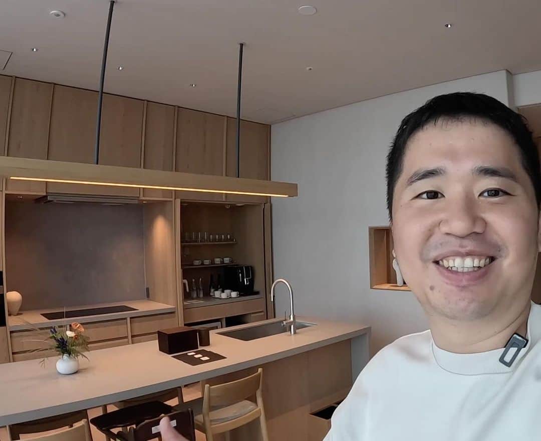 おのださんのインスタグラム写真 - (おのだInstagram)「どうも、おのだです。  昨日動画を公開しましたが、東急歌舞伎町タワーにできた「BELLUSTAR TOKYO」に家族で宿泊しました。開業前から話題になっていたので、泊まれてよかったです！  今回は、ペントハウス（kaze 風）のお部屋にアップグレードもらえました。 歌舞伎町という立地が良い場所なのに、113㎡もある豪華なお部屋です。気になるお値段ですが、公式HPには載っておらず、問い合わせたら判るということでしたが、問い合わせたら、なんと126万円でした...！  この建物には、「HOTEL GROOVE SHINJUKU」という別のホテルもあり、そのホテルの敷地内にある「JAM17」でディナーをいただきました。  #東急歌舞伎町タワー #歌舞伎町タワー #bellustartokyo #おのだ」9月24日 7時45分 - mr.onoda