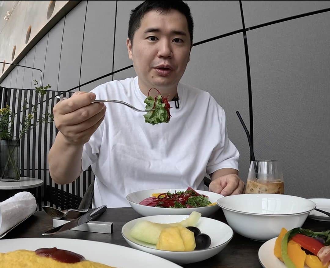 おのださんのインスタグラム写真 - (おのだInstagram)「どうも、おのだです。  昨日動画を公開しましたが、東急歌舞伎町タワーにできた「BELLUSTAR TOKYO」に家族で宿泊しました。開業前から話題になっていたので、泊まれてよかったです！  今回は、ペントハウス（kaze 風）のお部屋にアップグレードもらえました。 歌舞伎町という立地が良い場所なのに、113㎡もある豪華なお部屋です。気になるお値段ですが、公式HPには載っておらず、問い合わせたら判るということでしたが、問い合わせたら、なんと126万円でした...！  この建物には、「HOTEL GROOVE SHINJUKU」という別のホテルもあり、そのホテルの敷地内にある「JAM17」でディナーをいただきました。  #東急歌舞伎町タワー #歌舞伎町タワー #bellustartokyo #おのだ」9月24日 7時45分 - mr.onoda