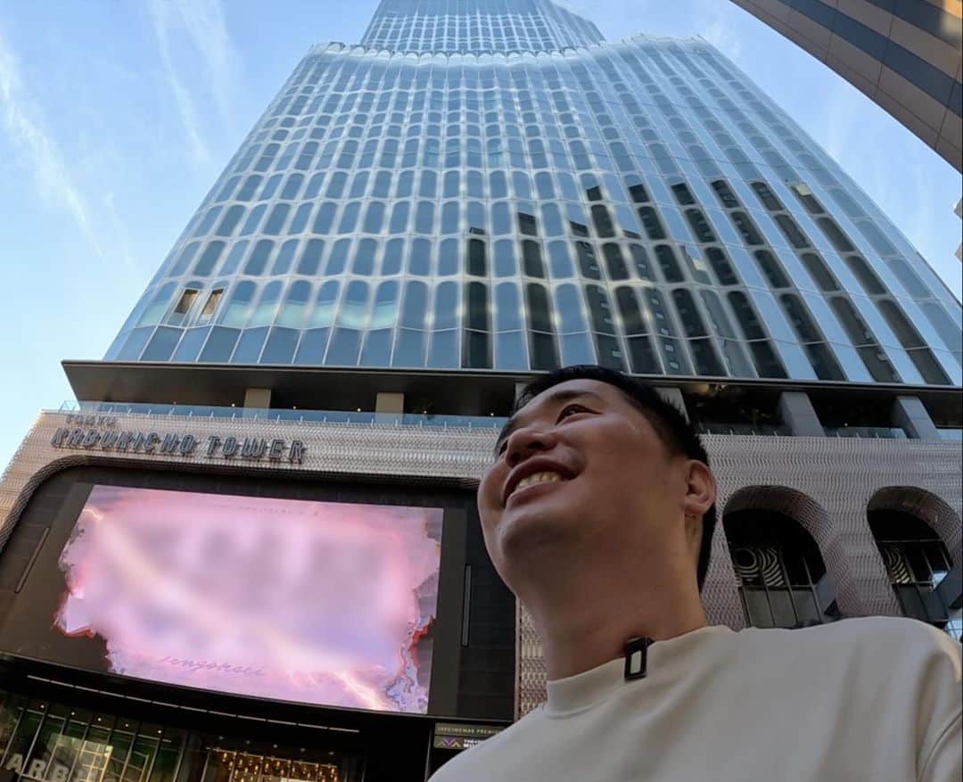 おのださんのインスタグラム写真 - (おのだInstagram)「どうも、おのだです。  昨日動画を公開しましたが、東急歌舞伎町タワーにできた「BELLUSTAR TOKYO」に家族で宿泊しました。開業前から話題になっていたので、泊まれてよかったです！  今回は、ペントハウス（kaze 風）のお部屋にアップグレードもらえました。 歌舞伎町という立地が良い場所なのに、113㎡もある豪華なお部屋です。気になるお値段ですが、公式HPには載っておらず、問い合わせたら判るということでしたが、問い合わせたら、なんと126万円でした...！  この建物には、「HOTEL GROOVE SHINJUKU」という別のホテルもあり、そのホテルの敷地内にある「JAM17」でディナーをいただきました。  #東急歌舞伎町タワー #歌舞伎町タワー #bellustartokyo #おのだ」9月24日 7時45分 - mr.onoda
