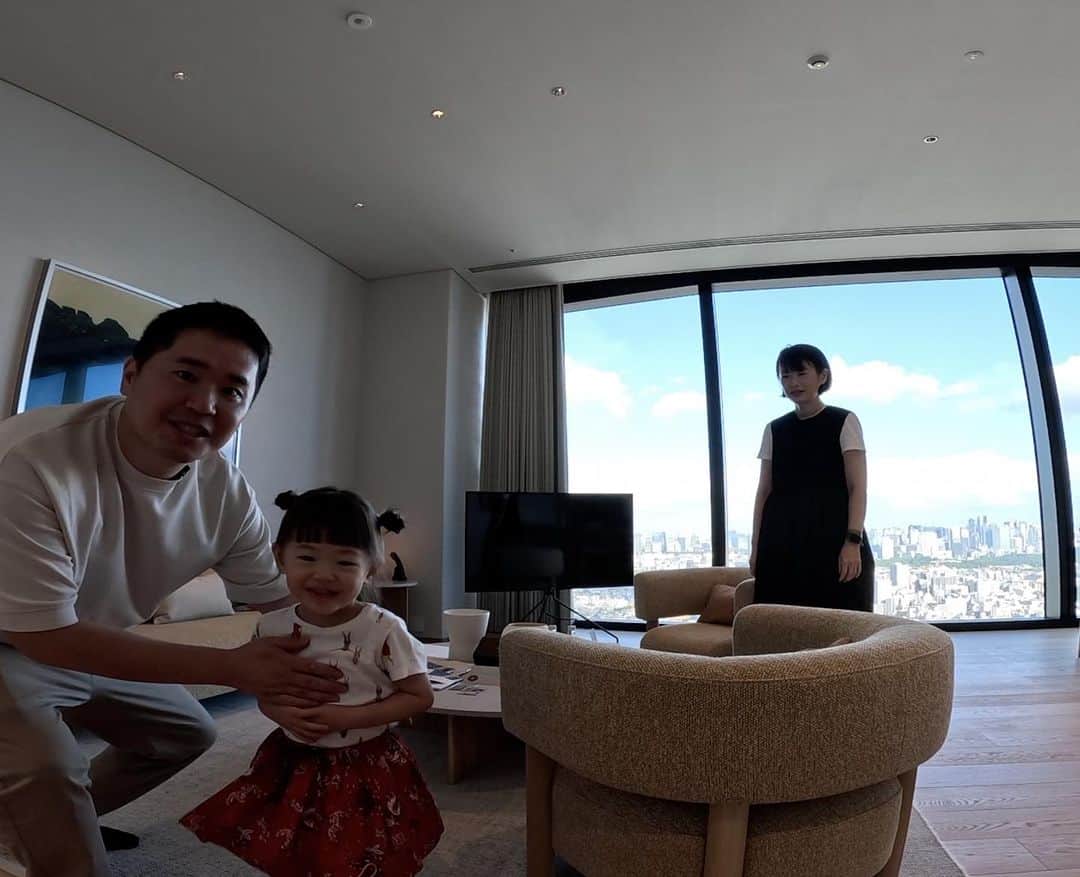 おのださんのインスタグラム写真 - (おのだInstagram)「どうも、おのだです。  昨日動画を公開しましたが、東急歌舞伎町タワーにできた「BELLUSTAR TOKYO」に家族で宿泊しました。開業前から話題になっていたので、泊まれてよかったです！  今回は、ペントハウス（kaze 風）のお部屋にアップグレードもらえました。 歌舞伎町という立地が良い場所なのに、113㎡もある豪華なお部屋です。気になるお値段ですが、公式HPには載っておらず、問い合わせたら判るということでしたが、問い合わせたら、なんと126万円でした...！  この建物には、「HOTEL GROOVE SHINJUKU」という別のホテルもあり、そのホテルの敷地内にある「JAM17」でディナーをいただきました。  #東急歌舞伎町タワー #歌舞伎町タワー #bellustartokyo #おのだ」9月24日 7時45分 - mr.onoda