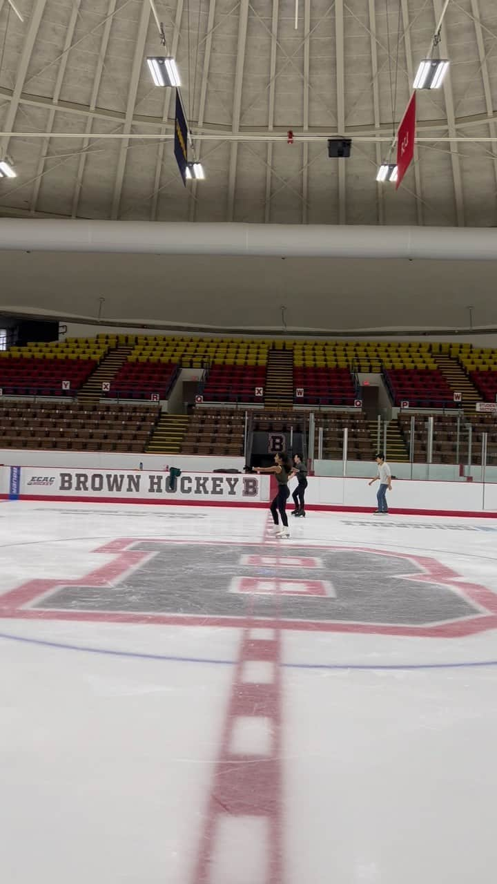 ヴィンセント・ゾウのインスタグラム：「Some fun SBS Axels with @poojamkalyan today! 2026 pairs watch out👀  @brownu_bears @brownufigureskating  #figureskating #tripleaxel #olympics #brownuniversity」