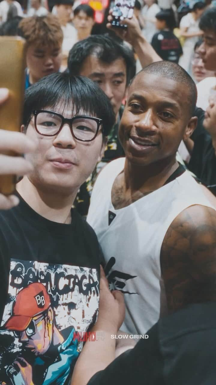 アイザイア・トーマスのインスタグラム：「China Tour…. The LOVE was craaaazzzzyyyy 🏀💙🏁 #SLOWGRIND   🎥: @itsfranky0723」