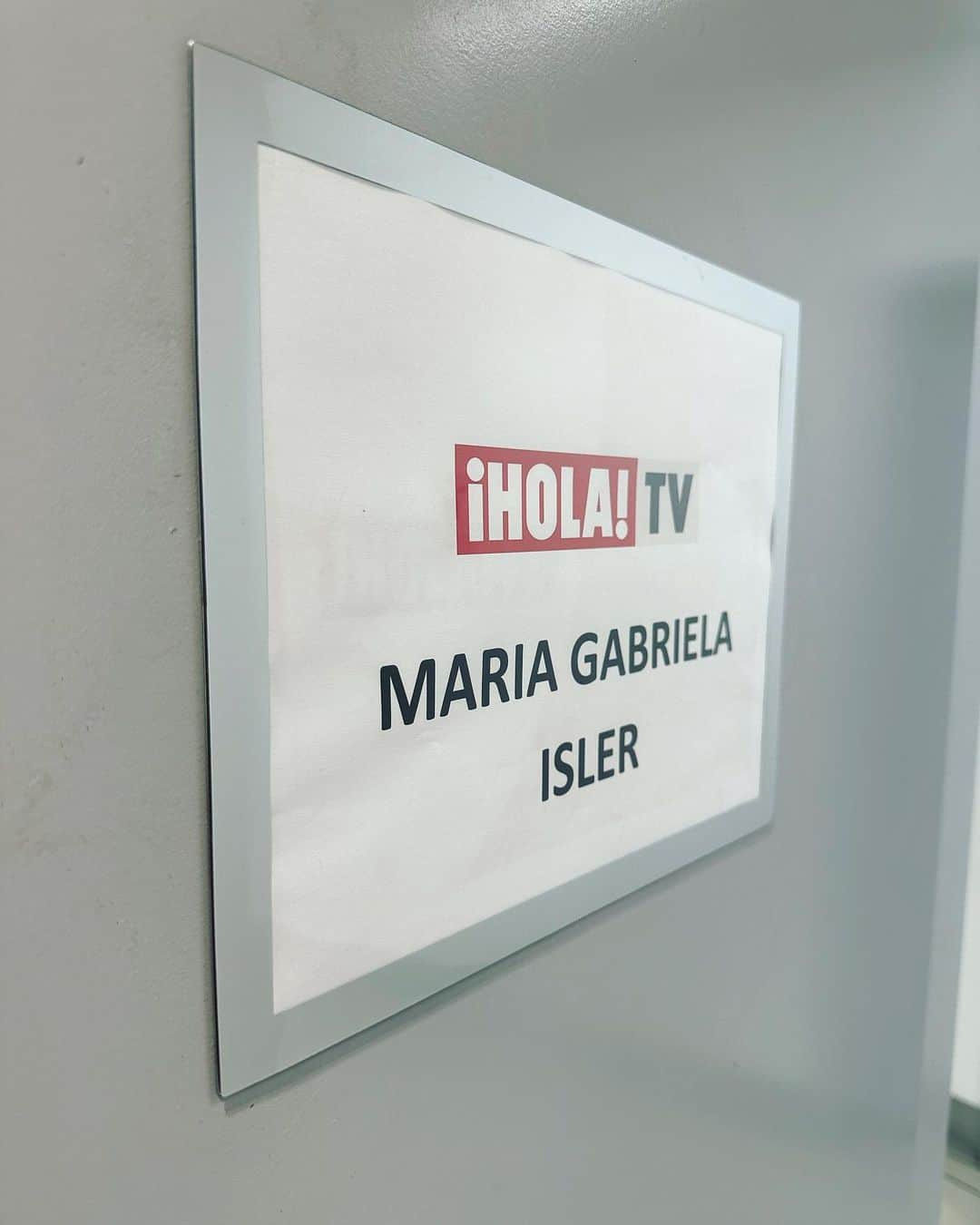 María Gabriela Isler Moralesさんのインスタグラム写真 - (María Gabriela Isler MoralesInstagram)「Esta semana estuve de visita en los estudios de @holatv celebrando junto a ellos su décimo aniversario ✨ #10añosContigo   Y es que este 2023 coincide con mis 10 años de coronación como Miss Universo ♥️, así que junto a @natashacheijtv recordamos esos momentos más emotivos y relevantes durante estos 10 años de carrera y vida personal 🥰.   Gracias como siempre a @julioeos @maiabullrich y todo el equipo por la invitación 💌  Gracias @winmolina por mi vestuario 💓 y @leurbanop por maquillarme con el mismo cariño de hace 10 años 🙏🏼」9月24日 7時46分 - gabrielaisler