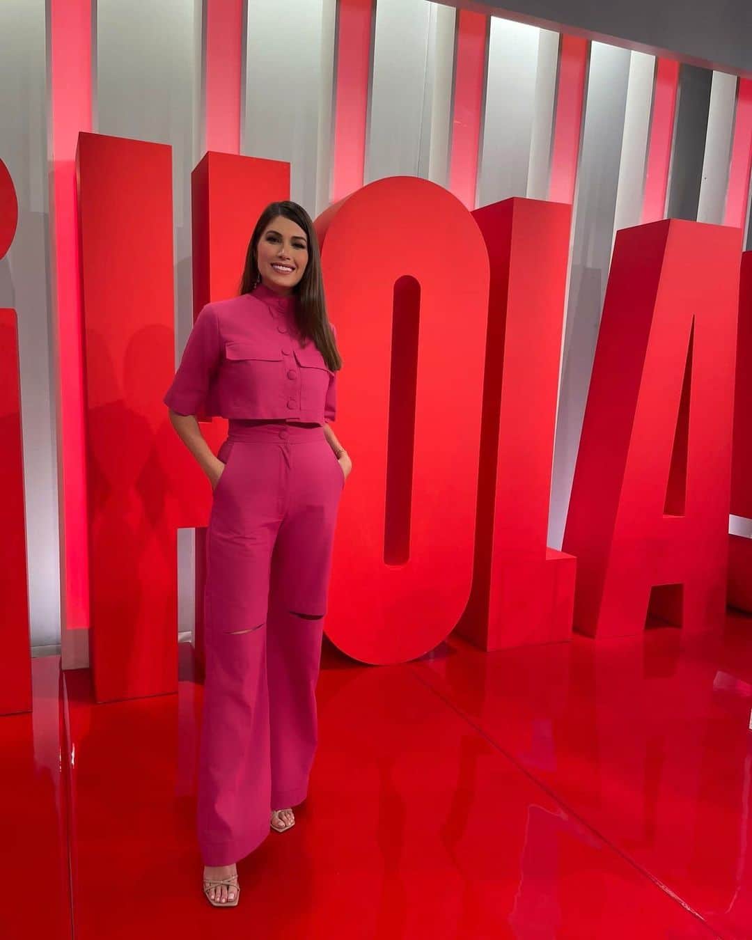 María Gabriela Isler Moralesのインスタグラム：「Esta semana estuve de visita en los estudios de @holatv celebrando junto a ellos su décimo aniversario ✨ #10añosContigo   Y es que este 2023 coincide con mis 10 años de coronación como Miss Universo ♥️, así que junto a @natashacheijtv recordamos esos momentos más emotivos y relevantes durante estos 10 años de carrera y vida personal 🥰.   Gracias como siempre a @julioeos @maiabullrich y todo el equipo por la invitación 💌  Gracias @winmolina por mi vestuario 💓 y @leurbanop por maquillarme con el mismo cariño de hace 10 años 🙏🏼」