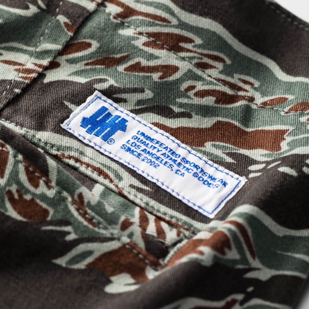 UNDFTDさんのインスタグラム写真 - (UNDFTDInstagram)「A detailed look into UNDEFEATED FALL 23 - Drop 4  Introducing The UNDEFEATED Officer Chino and Reverse Terry Zip Sweatpant. The Officer Chino is made of cotton twill and elastane with an enzyme wash and includes a button fly, embroidered ‘5-strike’ icon on the left leg and is available in Black, Dark Sage and Taupe. The Reverse Terry Zip Sweatpant is crafted from a cotton/polyester french terry blend and features a reverse terry body, adjustable waistband, zip openings at the ankles, an embroidered ‘5-strike’ icon on the left leg and is available in Birch, Faded Black and Lunar Grey.   Available now, exclusively at all UNDEFEATED Chapter Stores and Undefeated.com」9月24日 8時00分 - undefeatedinc