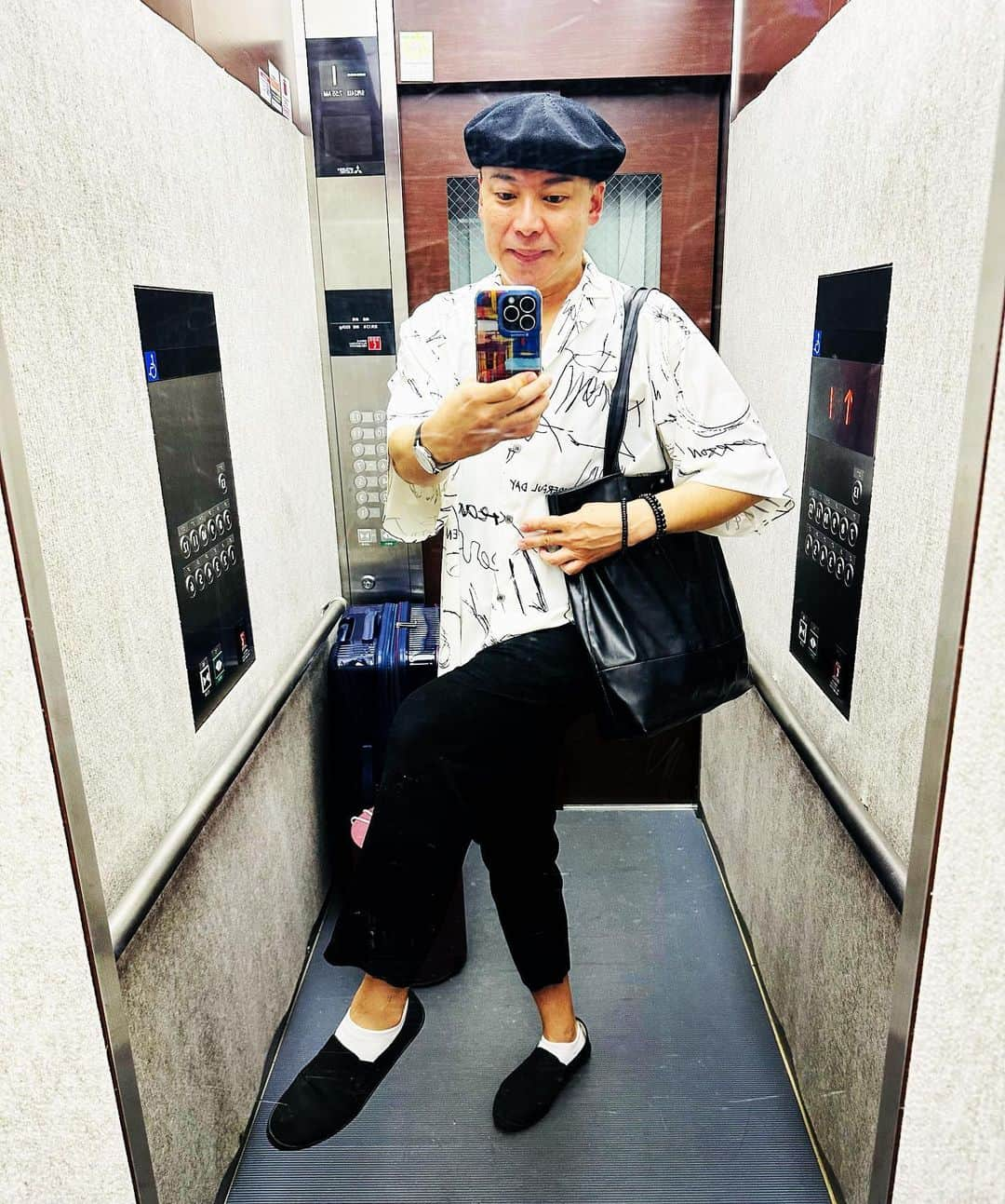 美川憲二さんのインスタグラム写真 - (美川憲二Instagram)「今日の私服でおま😉✌️✨✨✨✨✨✨✨✨ 今日は、モノトーンコーデ‼️ ホワイトのグラフィックなロングシャツに黒パンツ、黒ベレー帽とモノトーンで、合わせてみまちた😃💡💡💡  おはようございます☀  今日はこれから　本業のお仕事。 生のステージよ〜😙🎵🎵✌️  東京都　檜原村まで行ってきまーす‼️🚗💨💨😁⤴️⤴️ #私服 #ootd  #モノトーンコーデ #今日はこれから本業よ #生のステージ #美川憲一 #美川憲二 #ヒデコフランセスカ #オネェ系 #ものまね」9月24日 8時08分 - mikawakenji