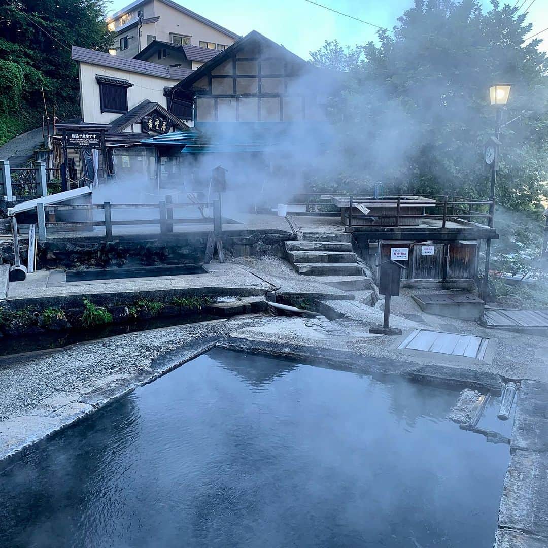 野沢温泉　村のホテル　住吉屋さんのインスタグラム写真 - (野沢温泉　村のホテル　住吉屋Instagram)「「11℃」 つい先日までは「暑いねぇー」が日常飛び交っていましたが、ここ数日で急に涼しくなり、今朝、野沢温泉の最低気温は11℃。一気に「涼しいねぇ」を飛び越した感覚です。日中は２５℃位まで上がる予報なので、今後しばらくは信州らしく寒暖差が多い日が続きそうです。お越しの際は温度調節しやすい服装でお出かけください。 #野沢温泉村のホテル住吉屋　#住吉屋　#野沢温泉住吉屋　#野沢温泉　#野沢温泉村　#秋の味覚　#野沢温泉　#温泉旅行　#秋の旅行　#長野県　#信州　#涼しい」9月24日 8時11分 - sumiyosiya
