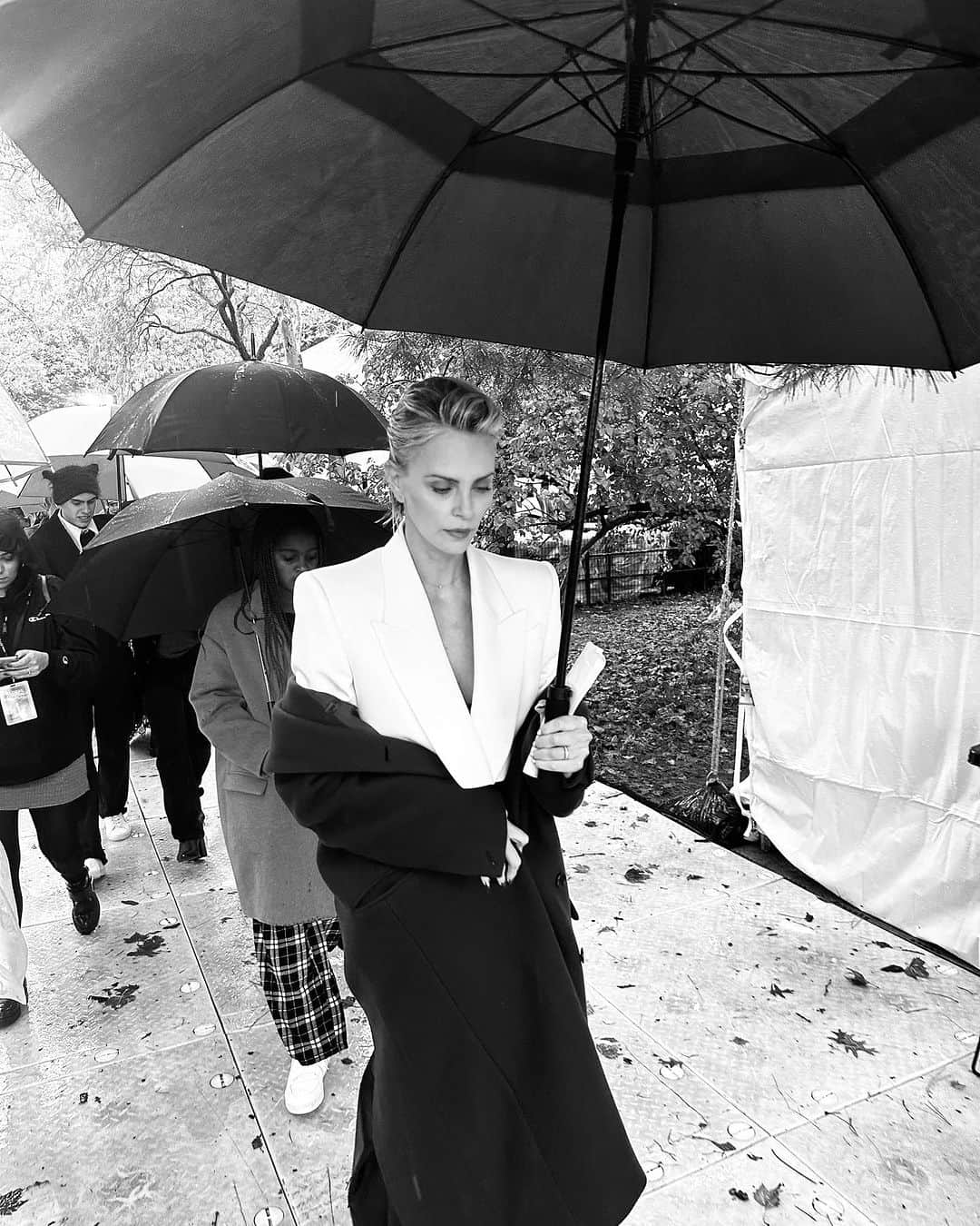 シャーリーズ・セロンさんのインスタグラム写真 - (シャーリーズ・セロンInstagram)「Rain or shine! Nothing can stop the amazing crowd and advocates at the #GlobalCitizenFestival. Loved being a part of this epic event in support of global health and reproductive rights」9月24日 8時31分 - charlizeafrica