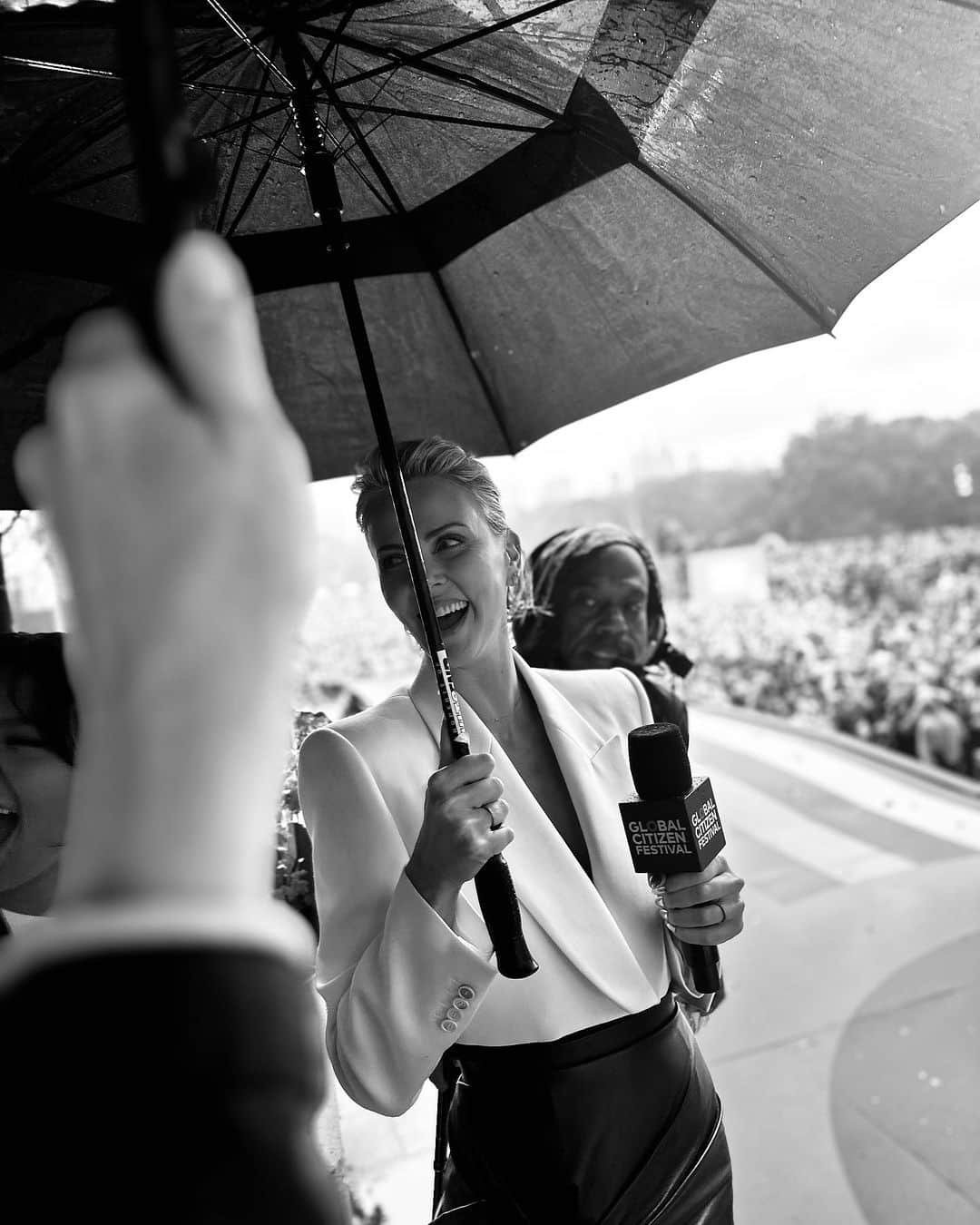 シャーリーズ・セロンさんのインスタグラム写真 - (シャーリーズ・セロンInstagram)「Rain or shine! Nothing can stop the amazing crowd and advocates at the #GlobalCitizenFestival. Loved being a part of this epic event in support of global health and reproductive rights」9月24日 8時31分 - charlizeafrica