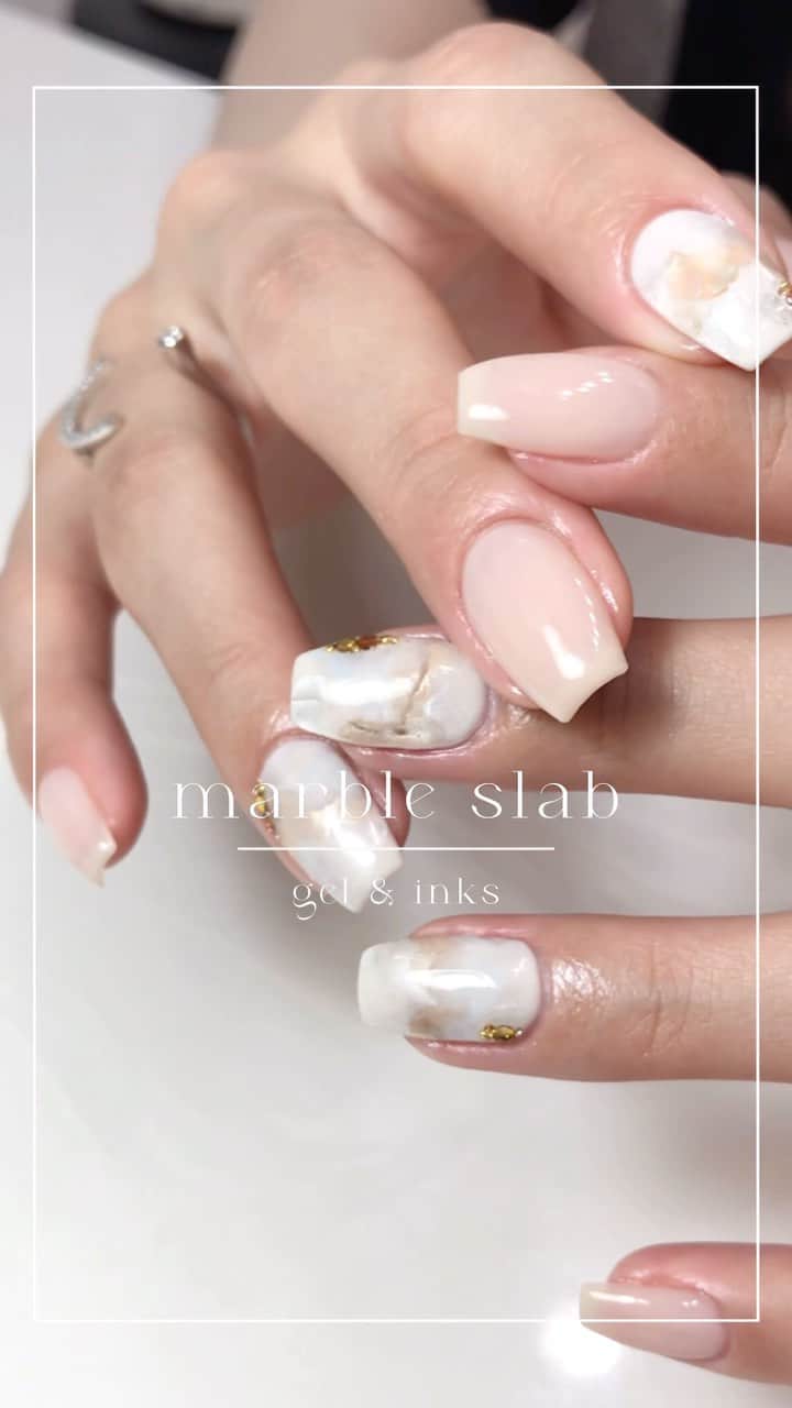 ryo kitamuraのインスタグラム：「ジェルとインクで造る上品な大理石板🪨  gel&gelink @md_gel  ink @enoi___official   #nuancenails#marblenails#fashion#elegantnails #ニュアンスネイル#ジェルネイル#大理石ネイル」