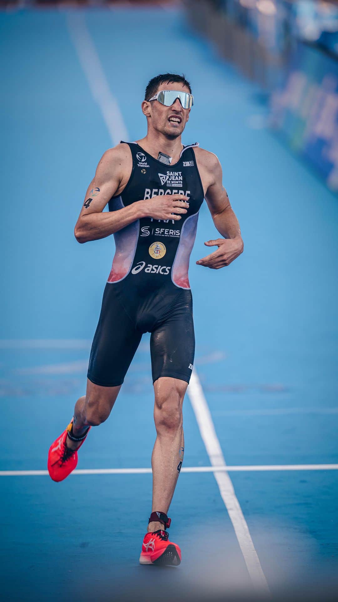 ASICS Americaのインスタグラム：「After today’s @worldtriathlon Grand Final, defending champion @leobergere finishes 3rd overall in this year’s Championship Series. 🇫🇷 Bravo! #RoadtoParis」