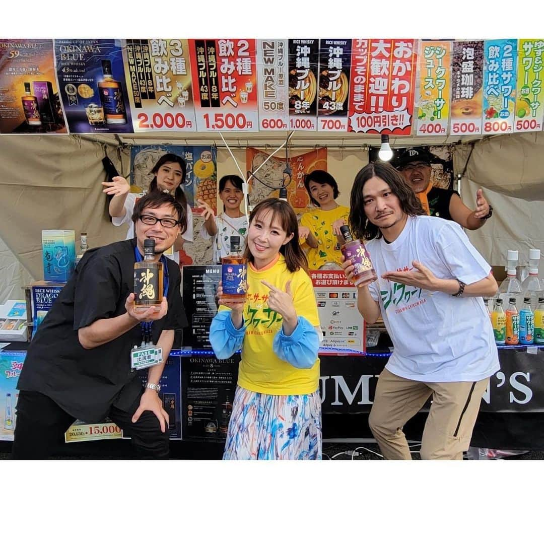 愛内里菜さんのインスタグラム写真 - (愛内里菜Instagram)「泉州沖縄祭り　in 岸和田 ありがとうございました🎤✨😆 ⁡ 歌った後は　出演のご縁を くださった久米仙酒造さんブースへ🌺 ⁡ 駆けつけてくれたのは バイオリニスト高久知也さん‼️🎻 ブース内で 一緒に立ってくださいました☺️☺️ ピアニストの浜崎祐吏さんは 今日はジャーマネとして！😆 ⁡ たかくー🎻ハマー🎹 今日もありがとうございました❣️ ⁡ 久米仙酒造スタッフさんと📸😆 久米仙さんの大人気商品 お米で作ったウイスキー 🥃沖縄ブルー🥃 ⁡ たくさんのファンの方にも お越しいただき、記念撮影も✨📸❣️ ⁡ HAPPYな１日になりました✌️☺ ⁡ 私は２３日のみの出演でしたが 本日２４日も開催されますので お近くの方ぜひぜひ😌‼️ ⁡ 9月23日（土）24（日） 大阪岸和田で開催される 「第4回泉州沖縄祭り」 ⁡ 場所：岸和田カンカンベイサイドモール屋外特設会場 時間：Open 11:00 / Over 19:00 小雨決行（荒天中止） ※入場料中学生以上一律500円（再入場可） ■会場内への飲食物持込禁止 ⁡ 本日も たくさんのアーティストさんとキッチンカーで 賑わう沖縄イベント🌴🍴🍹 ⁡ ⁡  😆YouTube！ 「愛内里菜オフィシャルチャンネル」  ⁡ 🐦Twitter 愛内里菜 official @RRikakakiuchi ⁡ ⁡ 😆TikTok 愛内里菜/Rina Aiuchi 　 🟥17配信 愛内里菜_official ⁡ #沖縄　#沖縄イベント #ウイスキー　#泡盛　 #岸和田　 #岸和田カンカンベイサイドモール  #愛内里菜  #歌手 再始動 #垣内倶楽部  #バンド   #ライブ #一体化 #絆 #盛り上がりたい  #感謝  #23周年　 #YouTube #ユーチューバー#TikTok」9月24日 8時44分 - rina_aiuchi