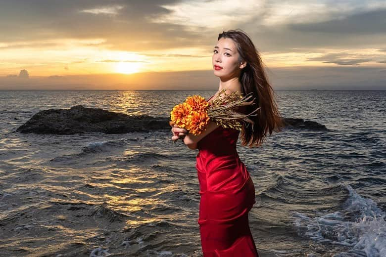 中村かなのインスタグラム：「まだまだ投稿が夏です☀️  今年最後の海撮影でした🏖️  土日は撮影会多くてバタバタ💦 今日は彼岸花撮影🥀  #写真撮ってる人と繋がりたい #カメラ好きな人と繋がりたい #カメラマンさんと繋がりたい #写真好きな人と繋がりたい #愛知カメラ部 #愛知カメラマン #海ポトレ #海 #被写体 #撮影モデル #名古屋撮影会 #グラビアモデル #名古屋カメラ部 #撮影会 #화보　#扎心了 #大阪カメラ部 #関西カメラ部 #野間灯台 #野間海水浴 #夕暮れ #夕焼け」