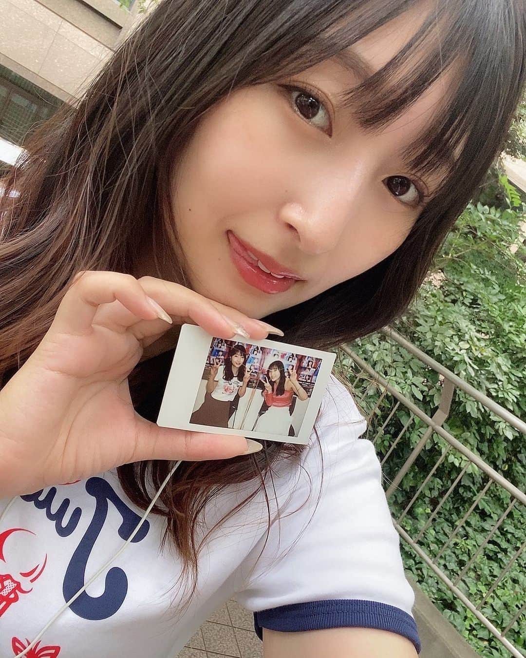 葉月のインスタグラム：「だいちゅき🫶🏻な段原瑠々さんとチェキを撮った日☺️ チェキ撮影は喋っちゃいけない緊張感が少し癖になってきますね。 このチェキは盗難されしiPhoneに挟まれしチェキだったのでもう手元にありません。 盗難されしiPhoneのことは諦めたので、盗難されしiPhoneに挟まれしチェキは返して欲しいです」