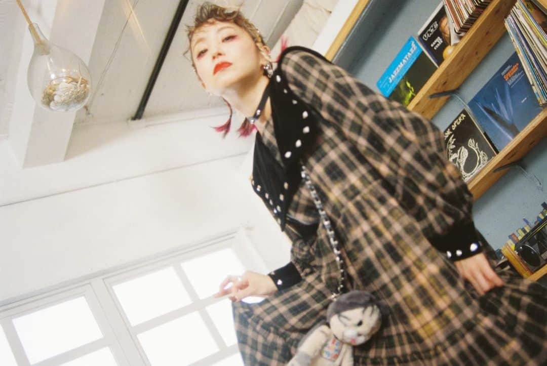 LiSAさんのインスタグラム写真 - (LiSAInstagram)「急に涼しくなったので、衣替えをしました👖😷🤧👗 クローゼットで待機中の秋冬服が着られる日も近い🥳💐❤️  ROY -reflect overjoy-秋冬の新作たち第一弾が、来週9/26より販売スタートです🐈‍⬛👑 ひと足先にHPで一覧をみてもらえます☑️👀 このワンピースは、たぶん一生着る。笑笑 それくらいお気に入りです☻♡ そして、ROY猫が肩掛けポーチになりましたっ🐈👜 一緒にお出かけできますっ☻ 来週の販売をお楽しみにっ❁  男の子に着てもらえるお洋服もたくさんあるので、一つずつお知らせしますね👔  🐈‍⬛👑 #Repost @royreflectoverjoy.official with @use.repost ・・・ . 2023 FALL COLLECTiON  9/26(TUE)12:00〜 START👑  new collection coming soon...  #royreflectoverjoy #LiSA  @royreflectoverjoy.official」9月24日 14時09分 - xlisa_olivex