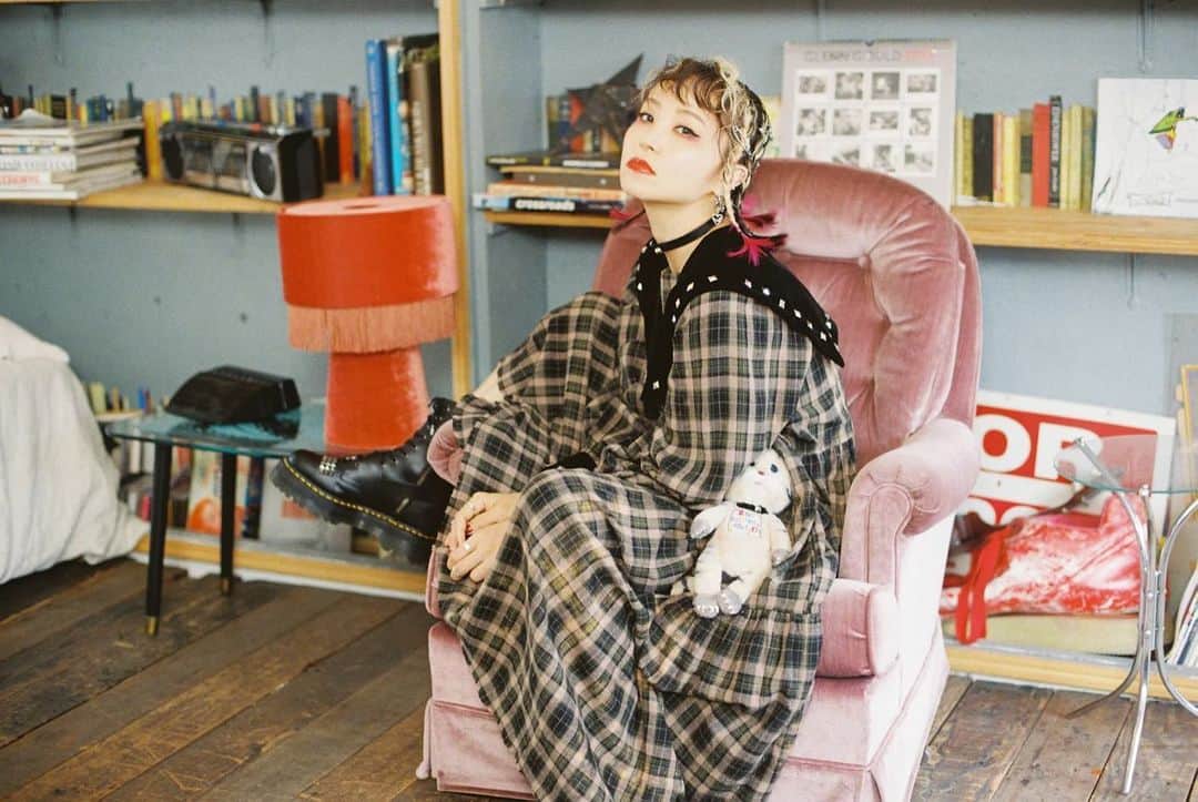 LiSAさんのインスタグラム写真 - (LiSAInstagram)「急に涼しくなったので、衣替えをしました👖😷🤧👗 クローゼットで待機中の秋冬服が着られる日も近い🥳💐❤️  ROY -reflect overjoy-秋冬の新作たち第一弾が、来週9/26より販売スタートです🐈‍⬛👑 ひと足先にHPで一覧をみてもらえます☑️👀 このワンピースは、たぶん一生着る。笑笑 それくらいお気に入りです☻♡ そして、ROY猫が肩掛けポーチになりましたっ🐈👜 一緒にお出かけできますっ☻ 来週の販売をお楽しみにっ❁  男の子に着てもらえるお洋服もたくさんあるので、一つずつお知らせしますね👔  🐈‍⬛👑 #Repost @royreflectoverjoy.official with @use.repost ・・・ . 2023 FALL COLLECTiON  9/26(TUE)12:00〜 START👑  new collection coming soon...  #royreflectoverjoy #LiSA  @royreflectoverjoy.official」9月24日 14時09分 - xlisa_olivex