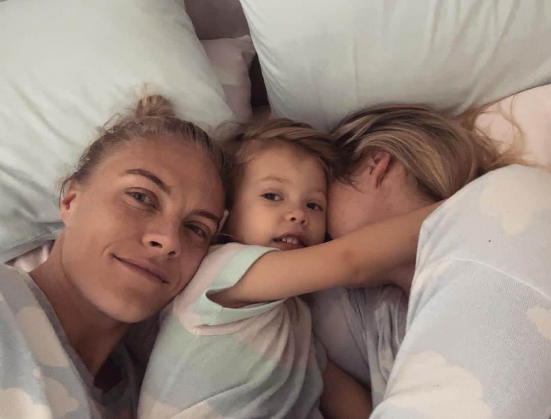 タメカ・バットのインスタグラム：「Two morning people and one later morning person 😄」