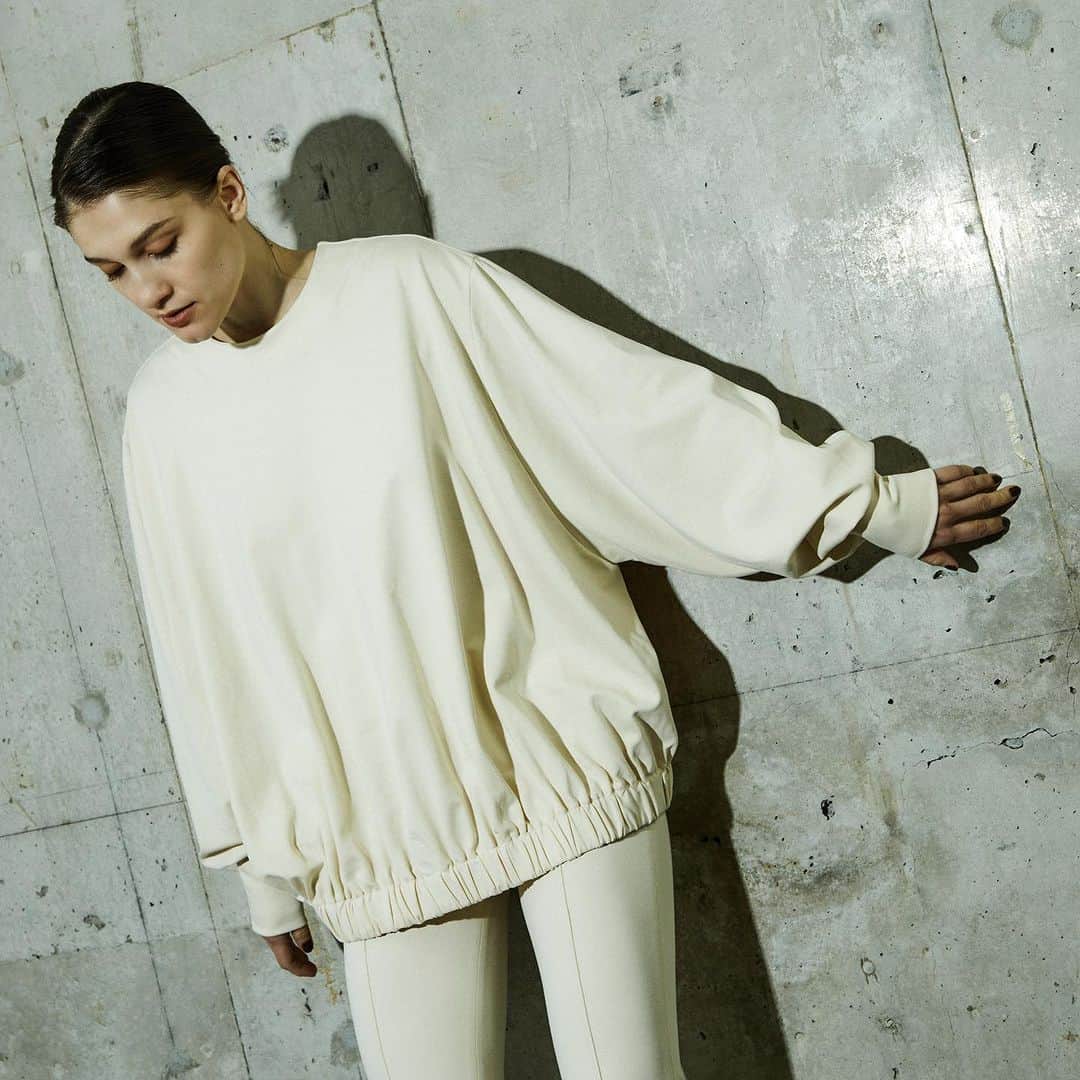 アメリカンラグシーのインスタグラム：「. THE FLATS のPOP UPが新宿フラッグスストアにて開催中  THE FLATSは、普遍的（Basic=Flat）な中に今を感じる様々なスパイスと大人が感じる程良い抜け感を取り入れた、大人の女性がはしゃげる”自分らしさ”を探求できるカジュアルなアイテムを展開するブランドです。  “Enjoy Fashion”をテーマとするTHE FLATSは、日々の暮らしの中のThe Basic なアイテムを、古い価値観に囚われないリラックス＆スタイリッシュな大人のタウンユースウェアとして提案。 ディレクター 平ゆかりがThe Basicに”今”をミックスしたコレクションをお届けします。  #americanragcie  #アメリカンラグシー  #秋冬ファッション  #自分らしさ #theflats  #フラッツ」
