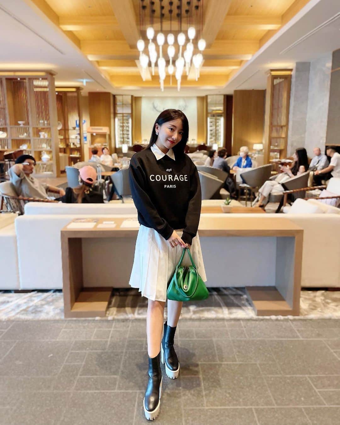 前田朝香のインスタグラム：「少し涼しくなってきて 衣替えしようかな〜と思ってる 今日です☺️☕️ 最近の❣️❣️  私は👦が小さい時から 気にせず好きなお洋服を着る派ですが、 kuihのお洋服はお家で洗えるものが 多くて息子と遊ぶ時やお家着には楽💭 @kuih_store の秋コーデ🍁  今年の秋冬はモノトーンな気分💭  #リンディ #クロコ #バーキンクロコ #バーキン30」