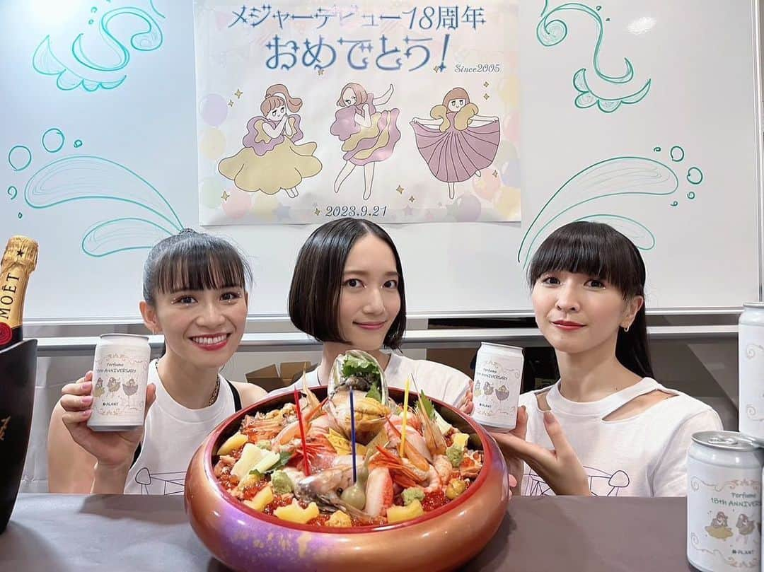 Perfumeさんのインスタグラム写真 - (PerfumeInstagram)「9/21 メジャーデビュー日に始まった「P.T.A.15th&10th Anniversary “Perfumeとあなた”ホールトゥワー2023」  実は…メジャーデビュー記念日お祝いしていただきました🎉🎂  みなさんからの嬉しいメッセージもたくさんありがとうございます🧚🏻‍♀️  メジャーデビュー18年目も一緒に駆け抜けましょう🔥  Happy major debut anniversary and the kick off of our fan club tour!」9月24日 9時03分 - prfm_official