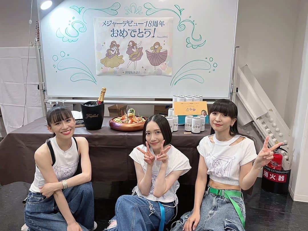 Perfumeさんのインスタグラム写真 - (PerfumeInstagram)「9/21 メジャーデビュー日に始まった「P.T.A.15th&10th Anniversary “Perfumeとあなた”ホールトゥワー2023」  実は…メジャーデビュー記念日お祝いしていただきました🎉🎂  みなさんからの嬉しいメッセージもたくさんありがとうございます🧚🏻‍♀️  メジャーデビュー18年目も一緒に駆け抜けましょう🔥  Happy major debut anniversary and the kick off of our fan club tour!」9月24日 9時03分 - prfm_official