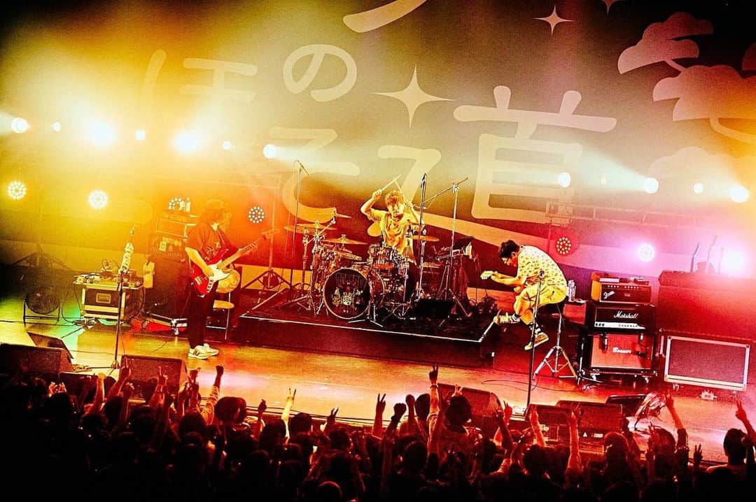 山口隆のインスタグラム：「ロックのほそ道‼︎‼︎ 呼んで頂きSpitzの皆さまありがとうございました！ Spitzと対バンできるなんて、ホント夢みたいだね！😃 んでさ、お客さんがすごくあたたかくて、そこも最高に幸せでした！ 写真のとおり、ホントに激アツに盛り上がってくれて、いやぁ素晴らしかったです！ 写真　ハマノカズシ」