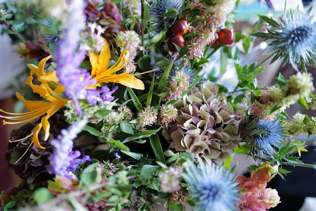 黒沢祐子さんのインスタグラム写真 - (黒沢祐子Instagram)「@flowernoritake の 秋のbouquet  今日も　@isetan_shinjuku 3階でお花を束ねて　 くれるそうです💐(6千円から)  スタッフはイケメンkotaとナナちゃん 今日もいちにち頑張って！  #life #お花のある暮らし」9月24日 9時36分 - yukowedding