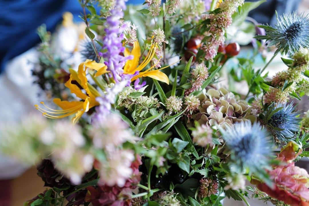 黒沢祐子さんのインスタグラム写真 - (黒沢祐子Instagram)「@flowernoritake の 秋のbouquet  今日も　@isetan_shinjuku 3階でお花を束ねて　 くれるそうです💐(6千円から)  スタッフはイケメンkotaとナナちゃん 今日もいちにち頑張って！  #life #お花のある暮らし」9月24日 9時36分 - yukowedding