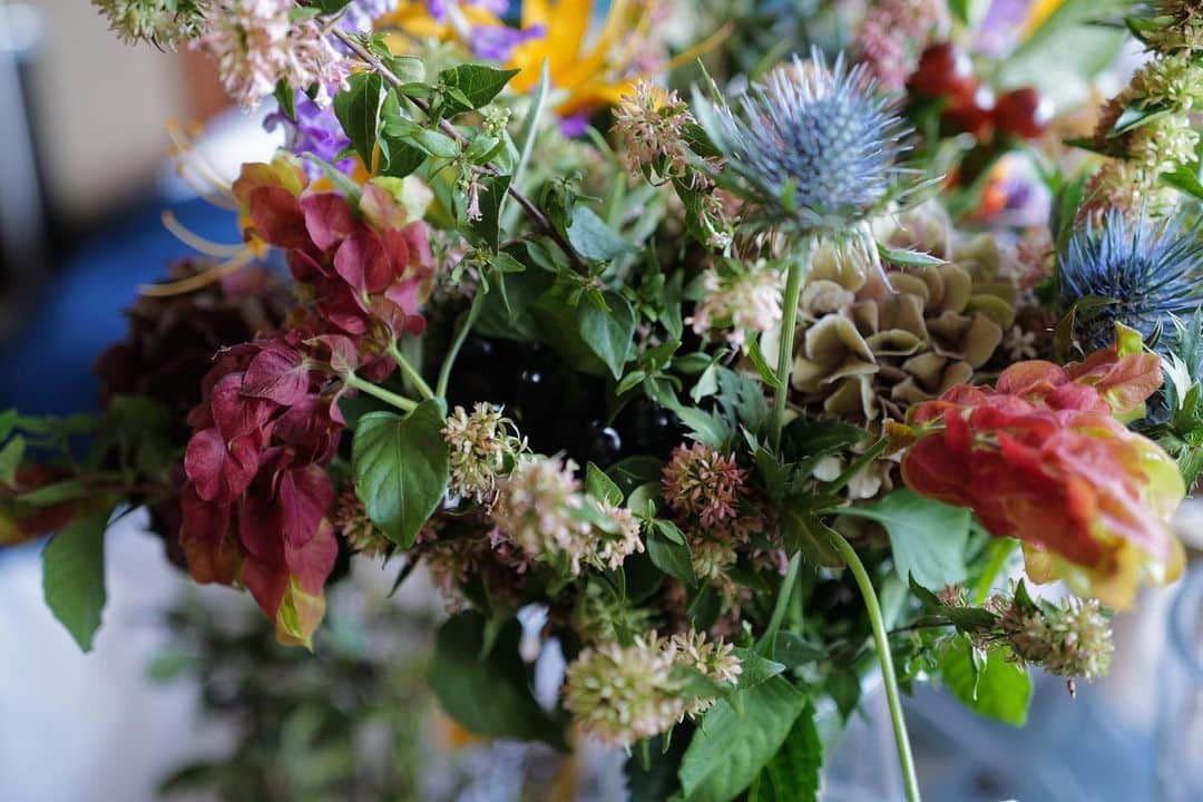 黒沢祐子さんのインスタグラム写真 - (黒沢祐子Instagram)「@flowernoritake の 秋のbouquet  今日も　@isetan_shinjuku 3階でお花を束ねて　 くれるそうです💐(6千円から)  スタッフはイケメンkotaとナナちゃん 今日もいちにち頑張って！  #life #お花のある暮らし」9月24日 9時36分 - yukowedding