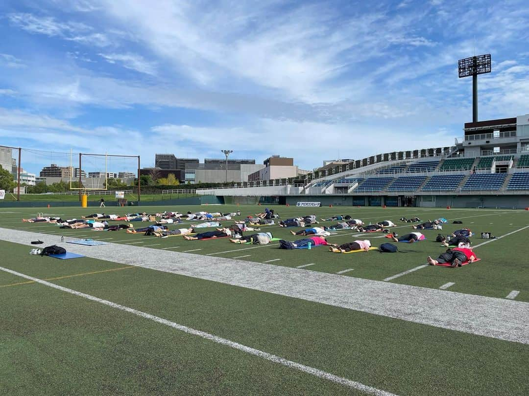 新井利佳のインスタグラム：「爽やかな秋空の中での 50名でのMorning Yoga🧘🏻‍♀️🍂  戸外でのヨガが 気持ち良い季節となりましたー🏟️🍂🙆🏻‍♀️  足をしっかり使い  アーユルヴェーダの話と共に 安定した土台を感じるをテーマにしたクラスでした🤲🏻  朝早くからMorning Yogaにご参加頂いた皆様 スタッフの皆様 本当にありがとうございました🙏🏻  次回私のクラスは 10/8(日)と、なります。  皆様良い1日をお過ごしください☺️  #朝ヨガ #朝活 #外ヨガ #青空ヨガ #morningyoga   #yoga #outsideyoga #yogapractice #bluesky #relaxtime #瑜伽課 #晴天 #瑜伽班 #紓解壓力 #放鬆心情 #ヨガクラス #青空ヨガ #スタジアムヨガ #morningyoga #朝ヨガ #富士通スタジアム川崎 #リラックスヨガ #川崎市」