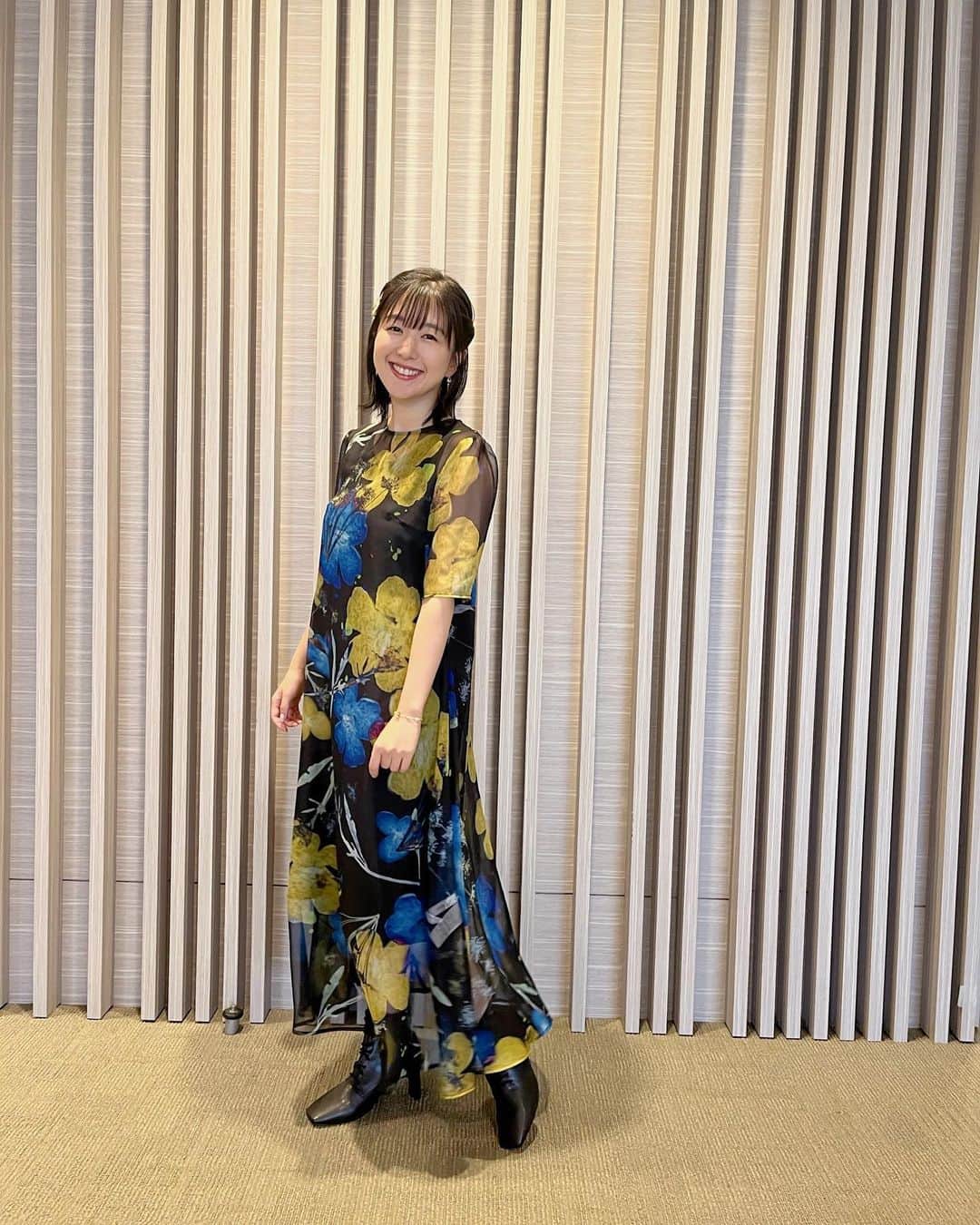 茅野愛衣のインスタグラム：「おはようございます！ 今日は素晴らしい秋晴れ☀️ やっと秋服の出番がやって来ました！  TGS2023ありがとうございました！ 会場の熱気に圧倒されてしまいました〜😳  この日の衣装はブルーにイエロー、そしてお花という…アリスにぴったりのワンピースでお気に入りです✌️（茅）」