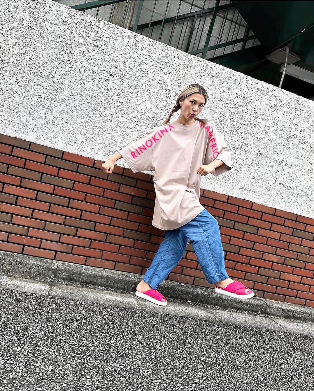 のインスタグラム：「・ いよいよ本日より！ LA在住、世界で活躍するアーティスト仲宗根梨乃氏とのスペシャルコラボレーション企画✨  共に地元沖縄にて幼少期を過ごし、小・中学と同じ学校に通っていた2人が30年越しに意気投合し、生まれたコラボ商品が発売開始となります♪  カラー4色展開  ・SMOKY PINK/PINK（写真1枚目） ・MELON/YELLOW（写真2枚目） ・BLACK/GREEN（写真3枚目、このカラーのみ現在在庫なし、オーダー受付可） ・HEATHER BLACK/WHITE（写真4枚目右）  Size XXXL & S  COTTON 100%  8800円(税込)  本日9/24（sun）、東京/渋谷にて開催されるNext in Dance Studio (En STUDIO)にて開催されるWorkshopにて先行販売を開始致します。(購入のみの場合11am-11:25am/3pm-3:30pmの時間帯でお越し下さい) ＊Workshopを受講されなくても購入可能となっております。  【En STUDIO】 〒150-0001 東京都渋谷区神宮前6丁目20-10 South3階　ミヤシタパーク http://en-dance-studio.com/shibuya/  ＊特殊なプリント製品のため、プリント部分へのアイロンは不可となります。 ＊洗濯は裏返して洗濯機を使用する事が可能ですが、乾燥機の使用は製品の縮みやプリント部分が剥離する可能性がありますので使用不可となります。 ＊デリバリーはご注文後、在庫がある場合を除き、2〜3週間程でお届けとなります。 ＊オーダー受付期間中に生産数量に達した場合は完売となります。予めご了承ください。  オンラインストアからのご購入はこちら→ https://higa.jp/products/higa-rinokinawa-special-collaboration-t-shirt  #HIGARINOKINAWATSHIRT #RINOKINAWAMERICA #TOKYOKINAWAMERICA  #HIGA #okinawa #naha  #enstudio  #workshop  #dance  #城岳小  @higa.official」