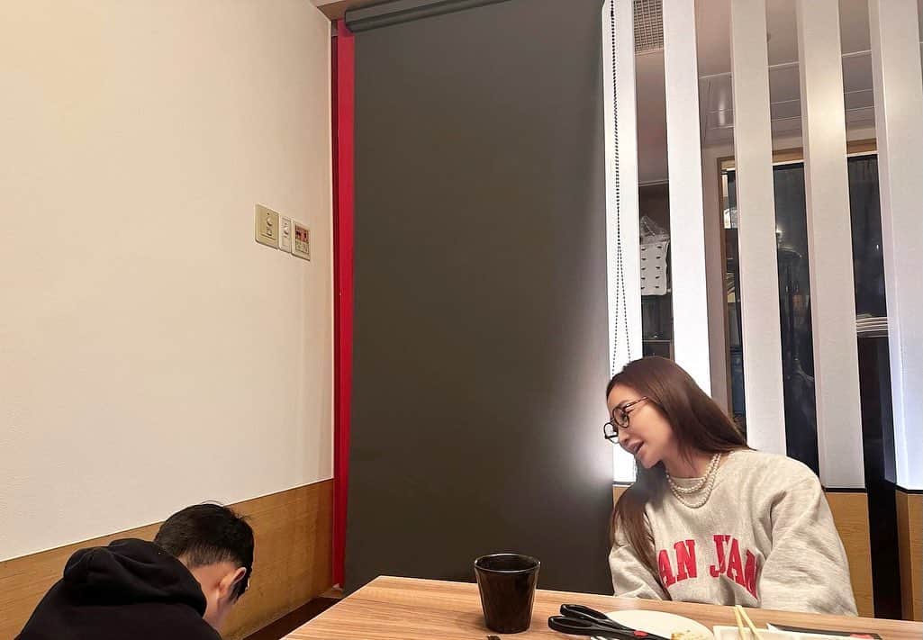 神崎恵のインスタグラム：「・ 移動中も、待ち時間も、 我が家はだいたい「しりとり」で。 息子につきあってあげているつもりが、今は完全に母の脳トレ🧠 するすると単語を繋げてくる若者たち、「そんな単語まで知ってるの？」ってのもザクザクでてくる。 「こぐま」「こりす」「こねこ」「こいぬ」「こ」を乱用し始めると注意されます。大目に見て🙏  気持ちいいお天気の日曜日。 いい休日を🌿」