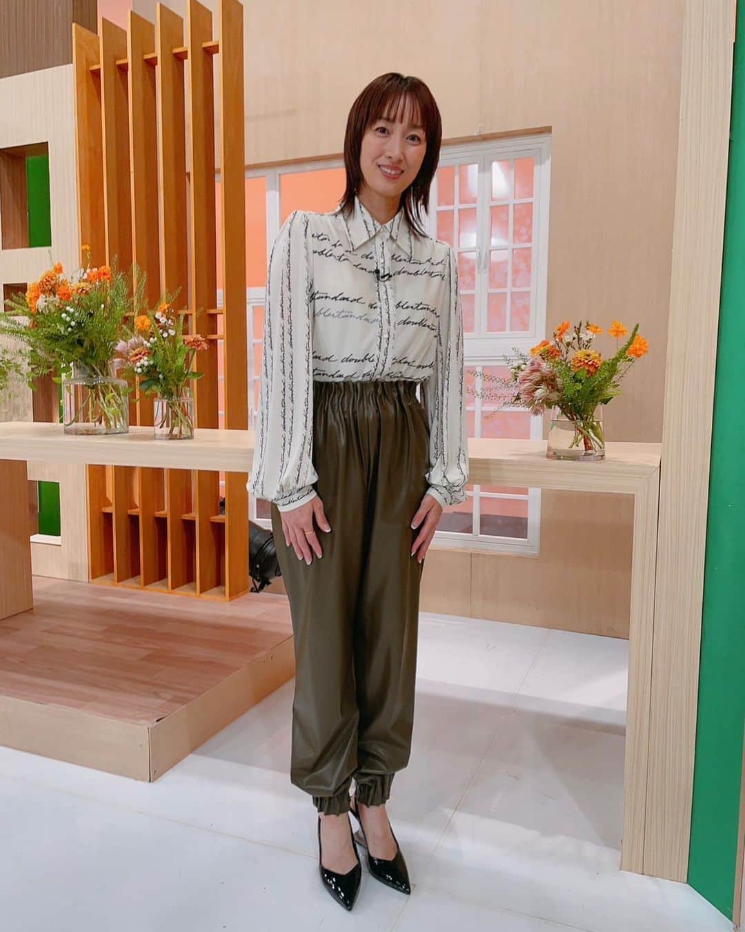 のインスタグラム：「9/24OAゲンキの時間の衣装です！  ブラウス、パンツ @doublestandard_official パンプス @charleskeith_jp ピアス、リング @agete_official  . . おはようございます☀ . 今日はお天気が良さそうですねー♪ 素敵な一日をお過ごしください！ . #haveaniceday」